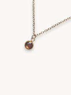 Citrinmagi halsband med rund karneol i 14k guldpläterat rostfritt stål, en elegant månadssten för juli.