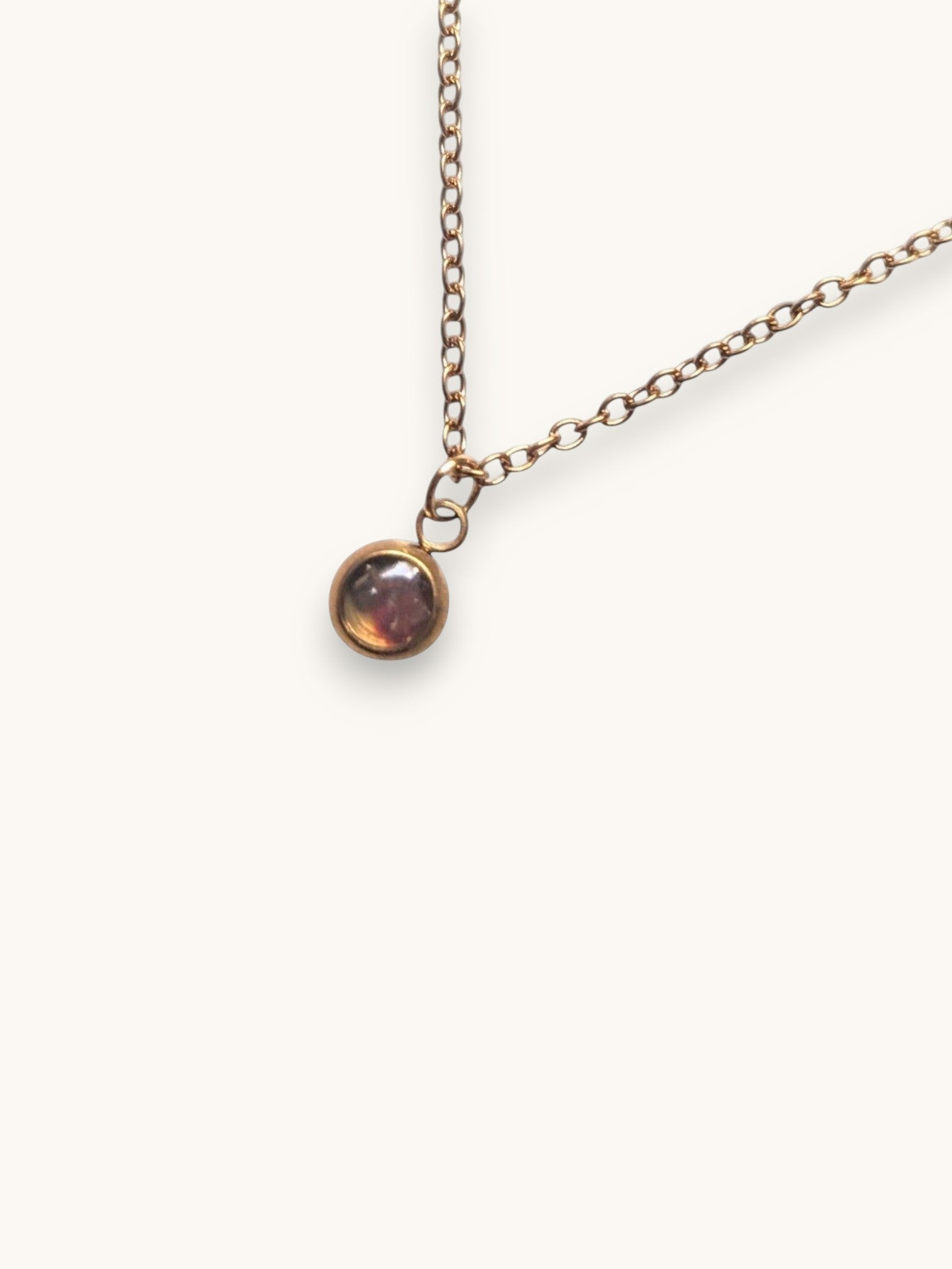 Citrinmagi halsband med rund karneol i 14k guldpläterat rostfritt stål, en elegant månadssten för juli.