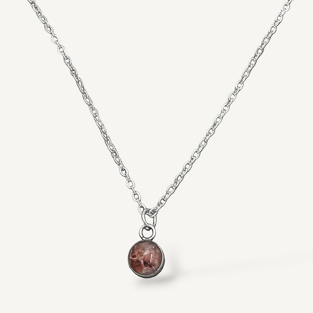 Citrinmagi halsband med rund silverberlock och äkta karneolkristaller för juli månad.