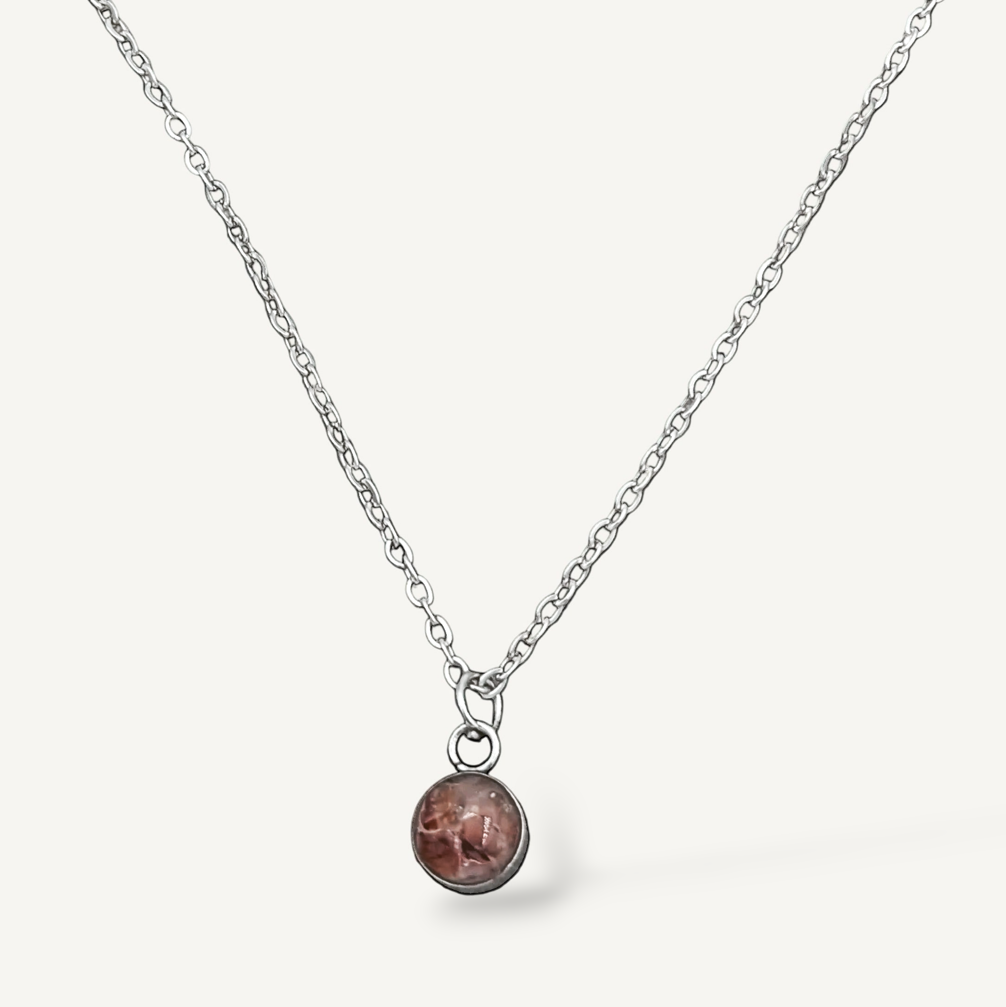 Citrinmagi halsband med rund silverberlock och äkta karneolkristaller för juli månad.