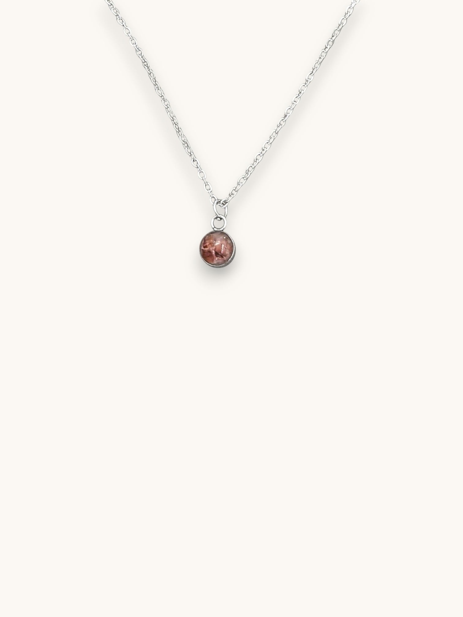 Citrinmagi halsband med rund karneol i silverpläterat stål, en vacker månadssten för juli med varma toner.
