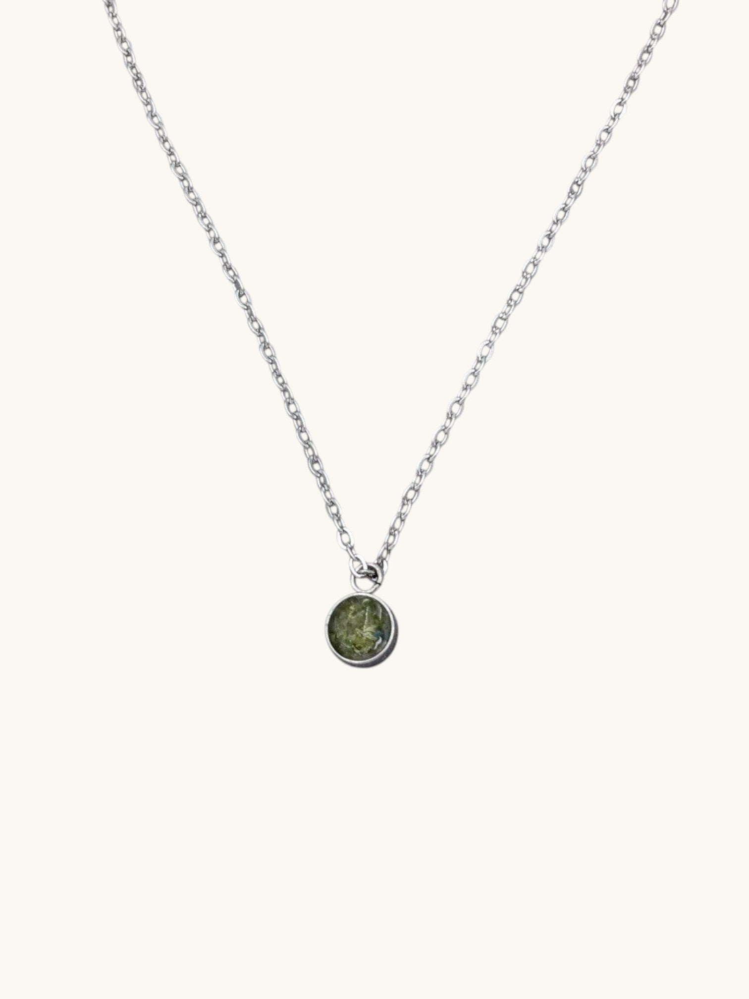 Nayuga Jewels halsband med rund peridotkristall i silverpläterat rostfritt stål, månadssten för augusti.