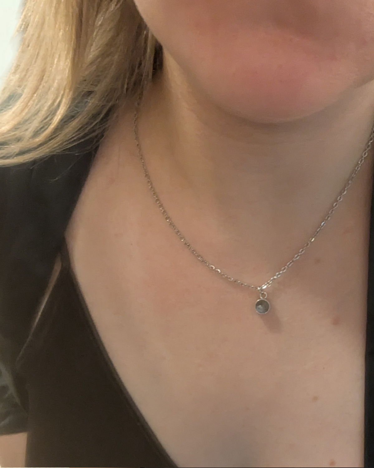 Citrinmagi halsband med rund rosa turmalin i silverpläterat stål, buret runt halsen som månadssten för oktober.