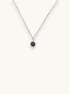Citrinmagi halsband med rund vattensafir iolit i minimalistisk silverkedja, månadssten för september.