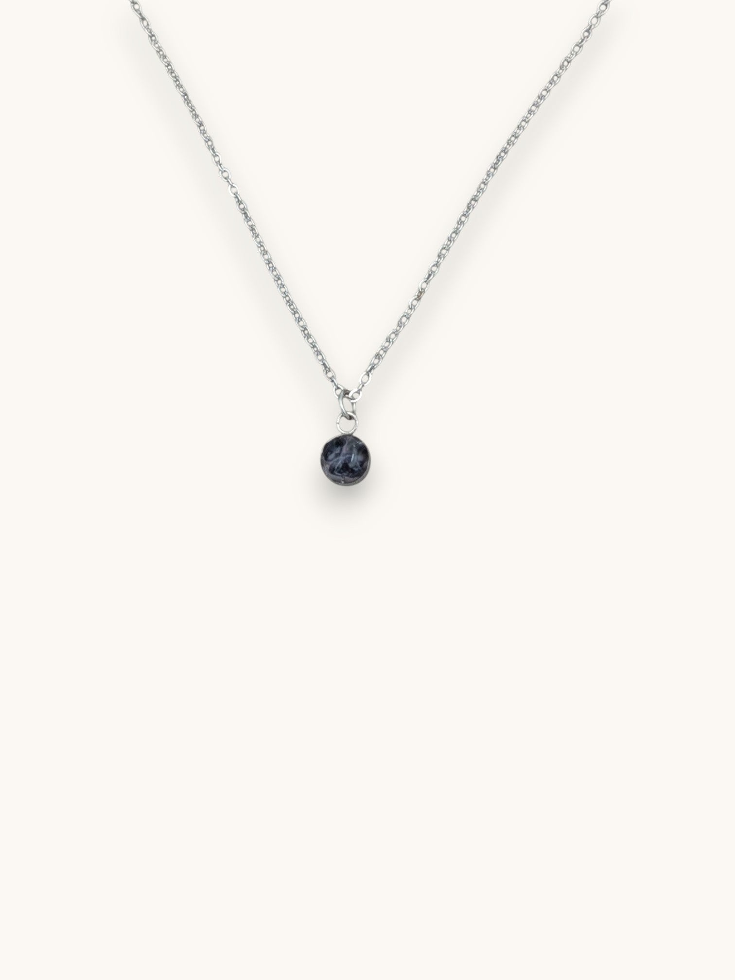 Citrinmagi halsband med rund vattensafir iolit i minimalistisk silverkedja, månadssten för september.