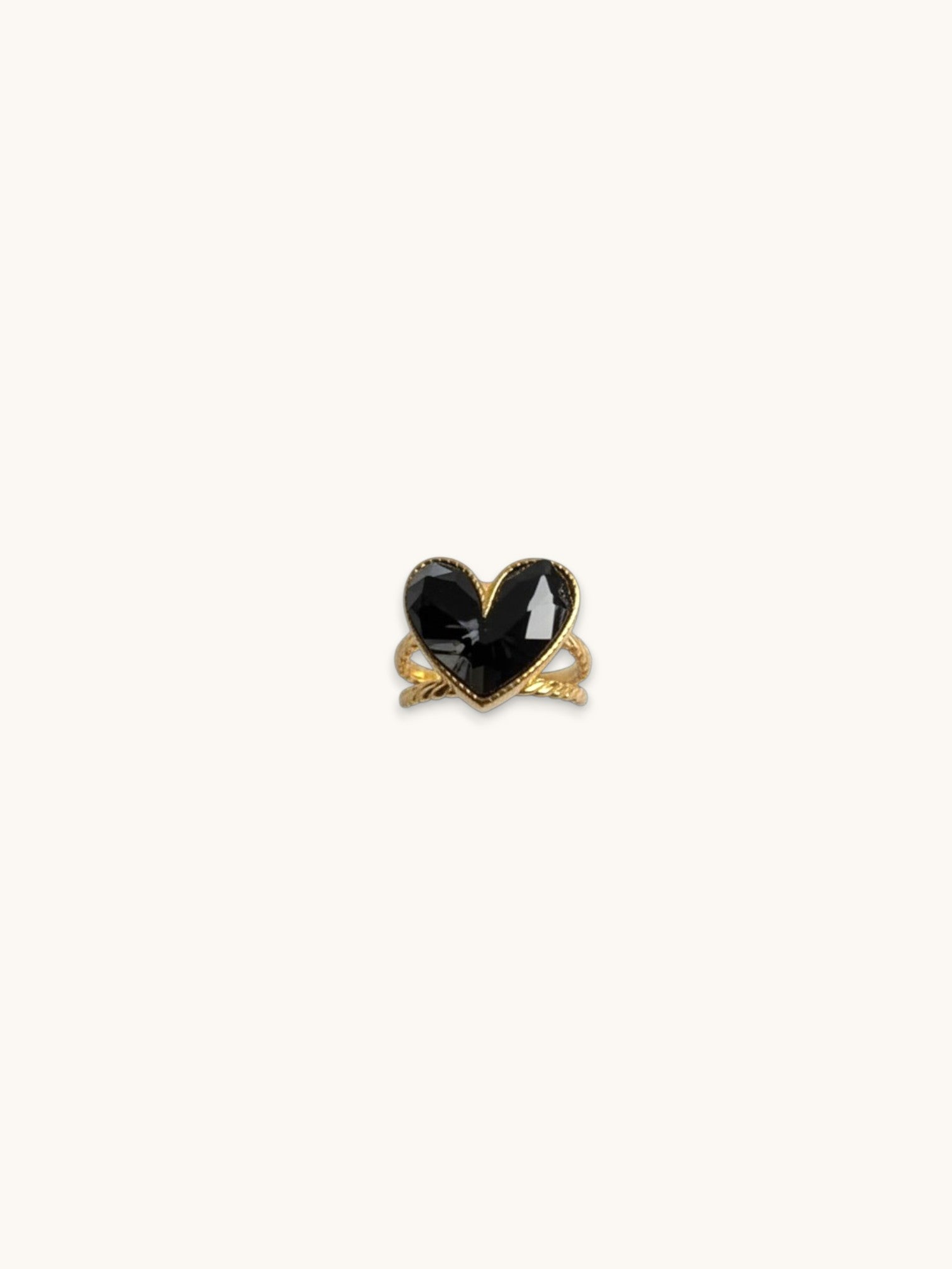 Citrinmagi hjärtformad ring i 18k guldpläterat stål med svarta råa obsidiankristaller i en elegant infattning.