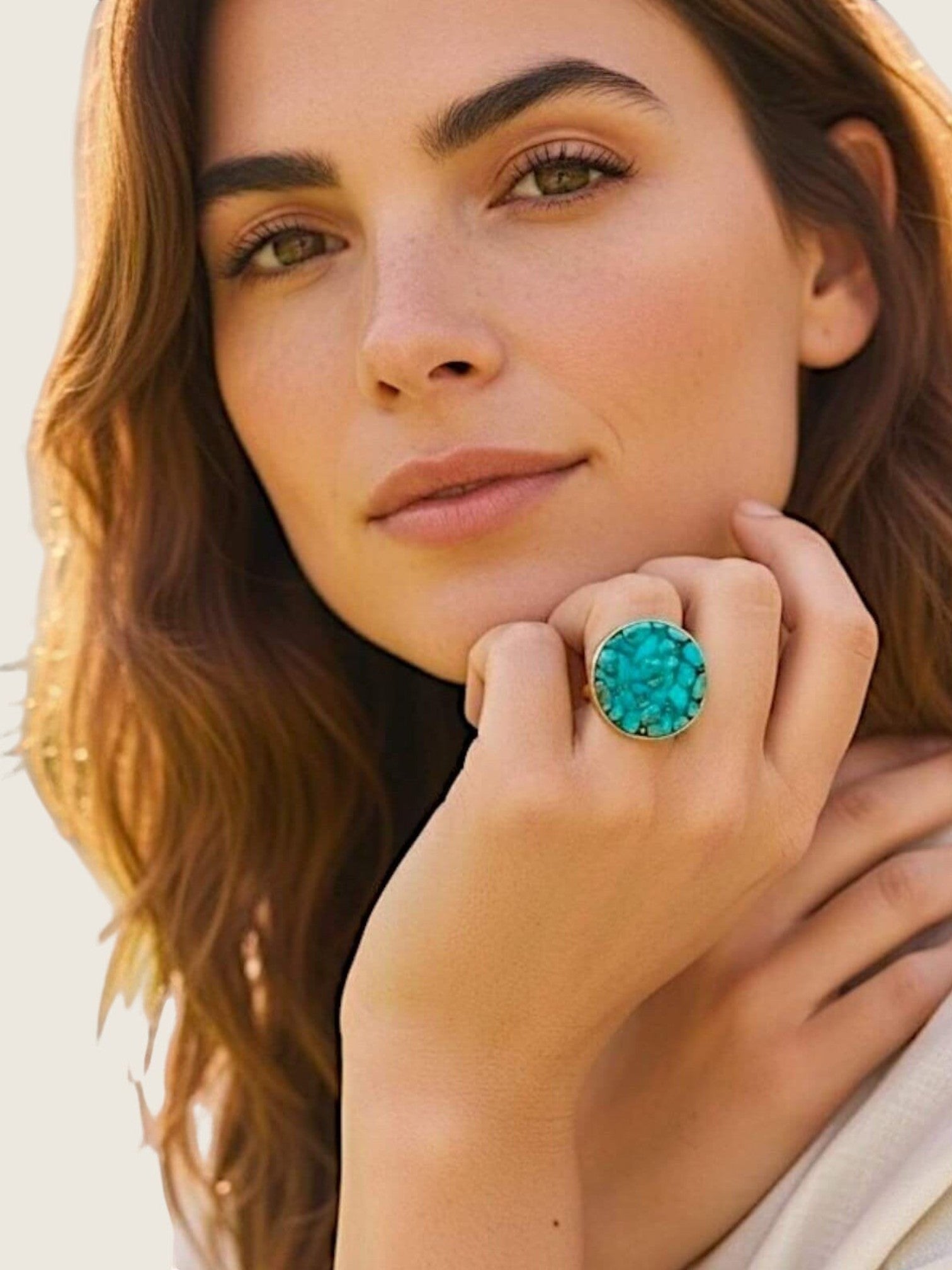Citrinmagi guldpläterad ring med turkosfärgad howlit-kristall buren av en kvinna för en elegant och lugn stil.