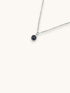 Citrinmagi halsband med rund blåviolett iolit månadssten för september i minimalistisk silverkedja