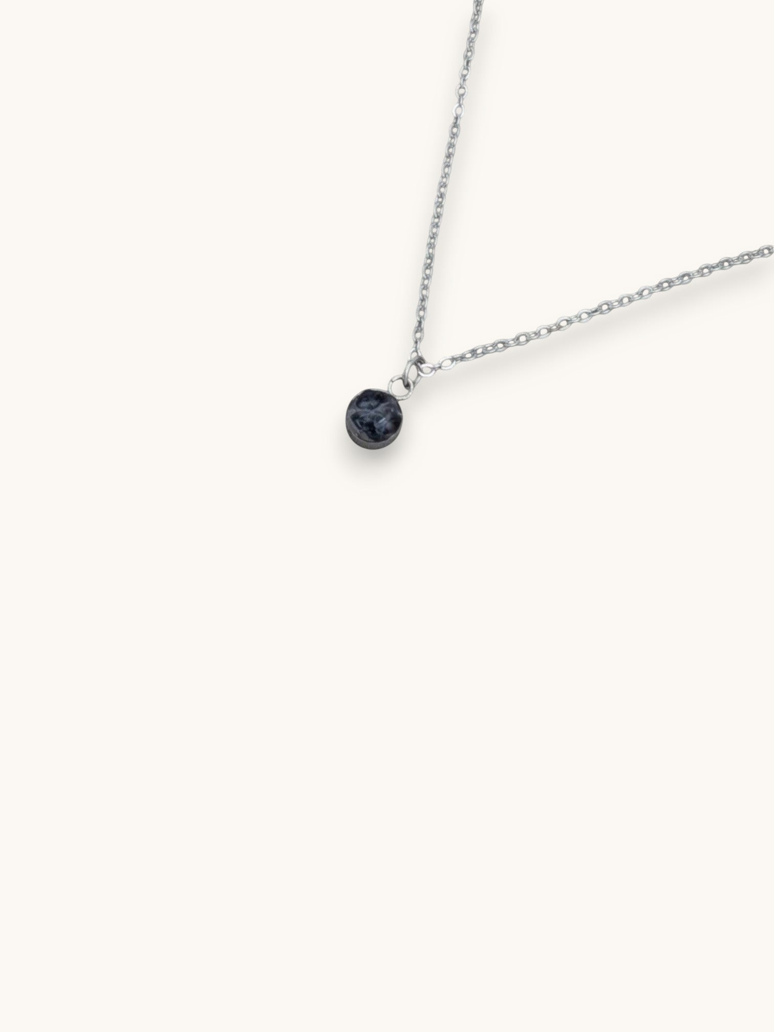 Citrinmagi halsband med rund blåviolett iolit månadssten för september i minimalistisk silverkedja