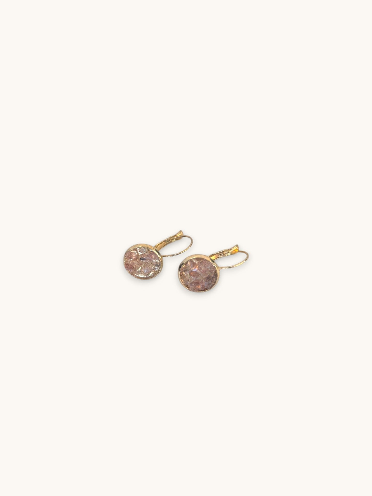 Citrinmagi runda dormeuse-örhängen i guld med rosa jordgubbskvarts-kristaller i en elegant och tidlös design.