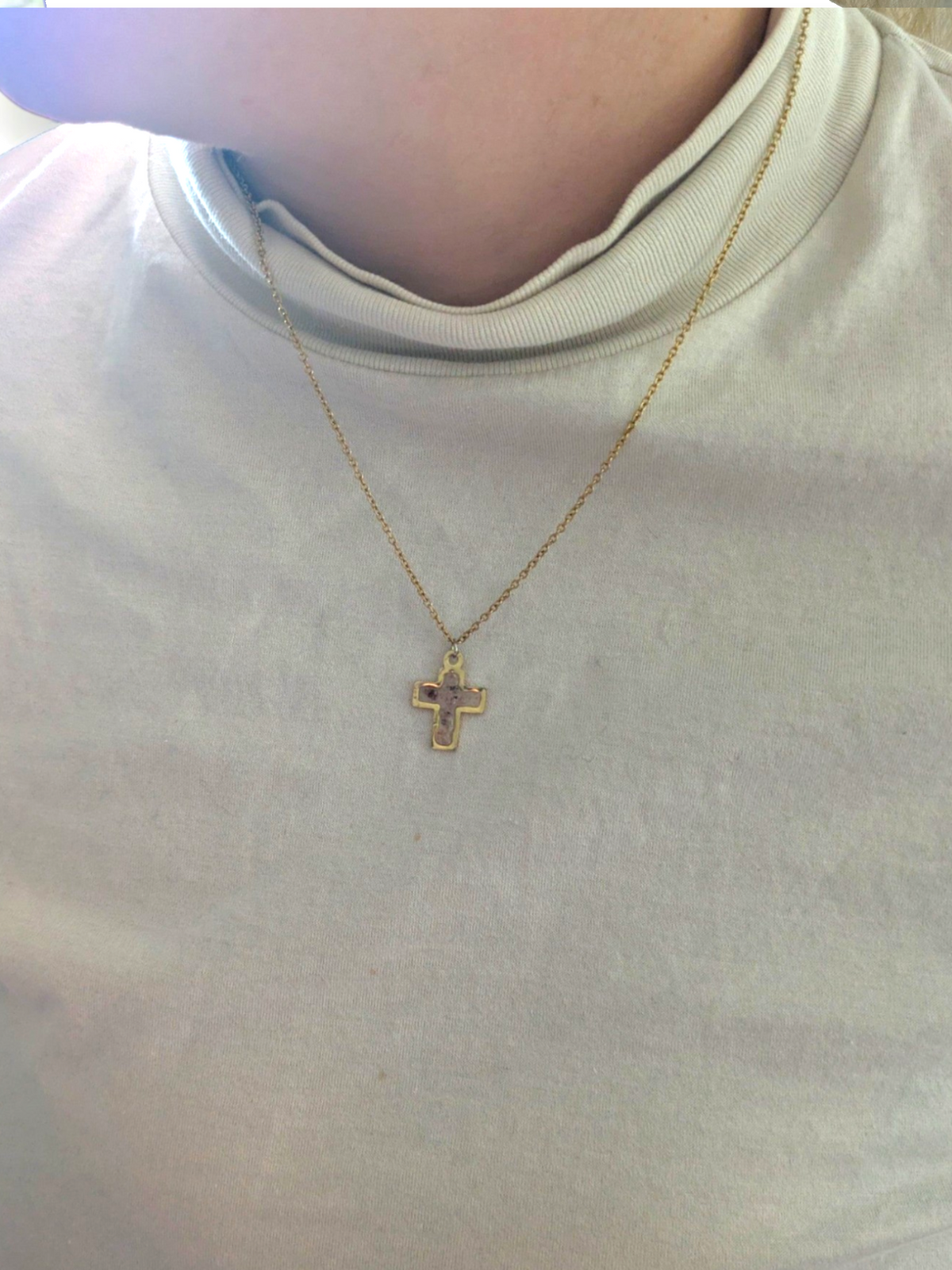 Citrinmagi halsband med korsberlock i jordgubbskvarts och 18k guldpläterat rostfritt stål buret runt halsen.
