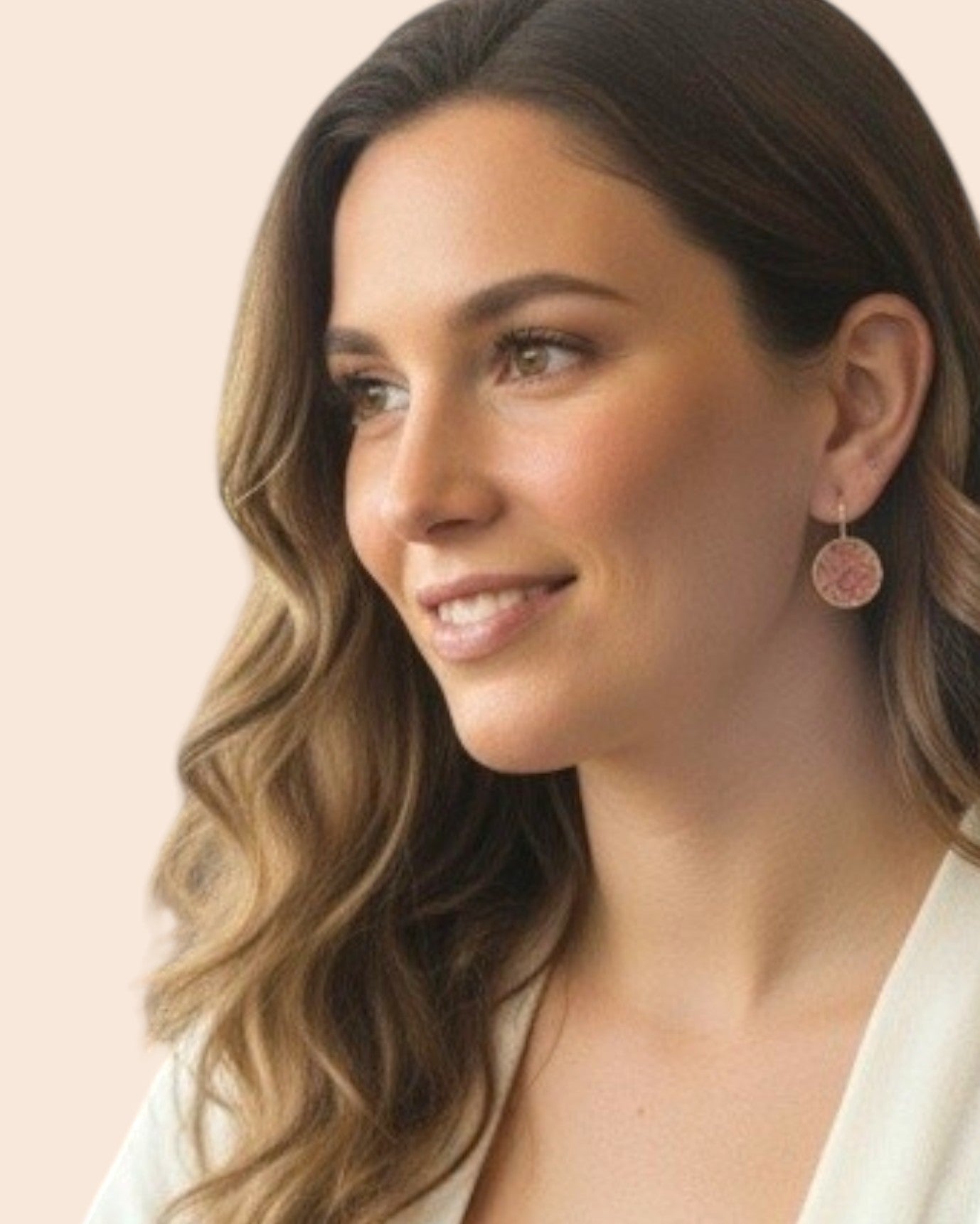 Kvinna bär runda örhängen med jordgubbskvarts i 18K guldpläterat stål från Nayuga Jewels för en elegant look.