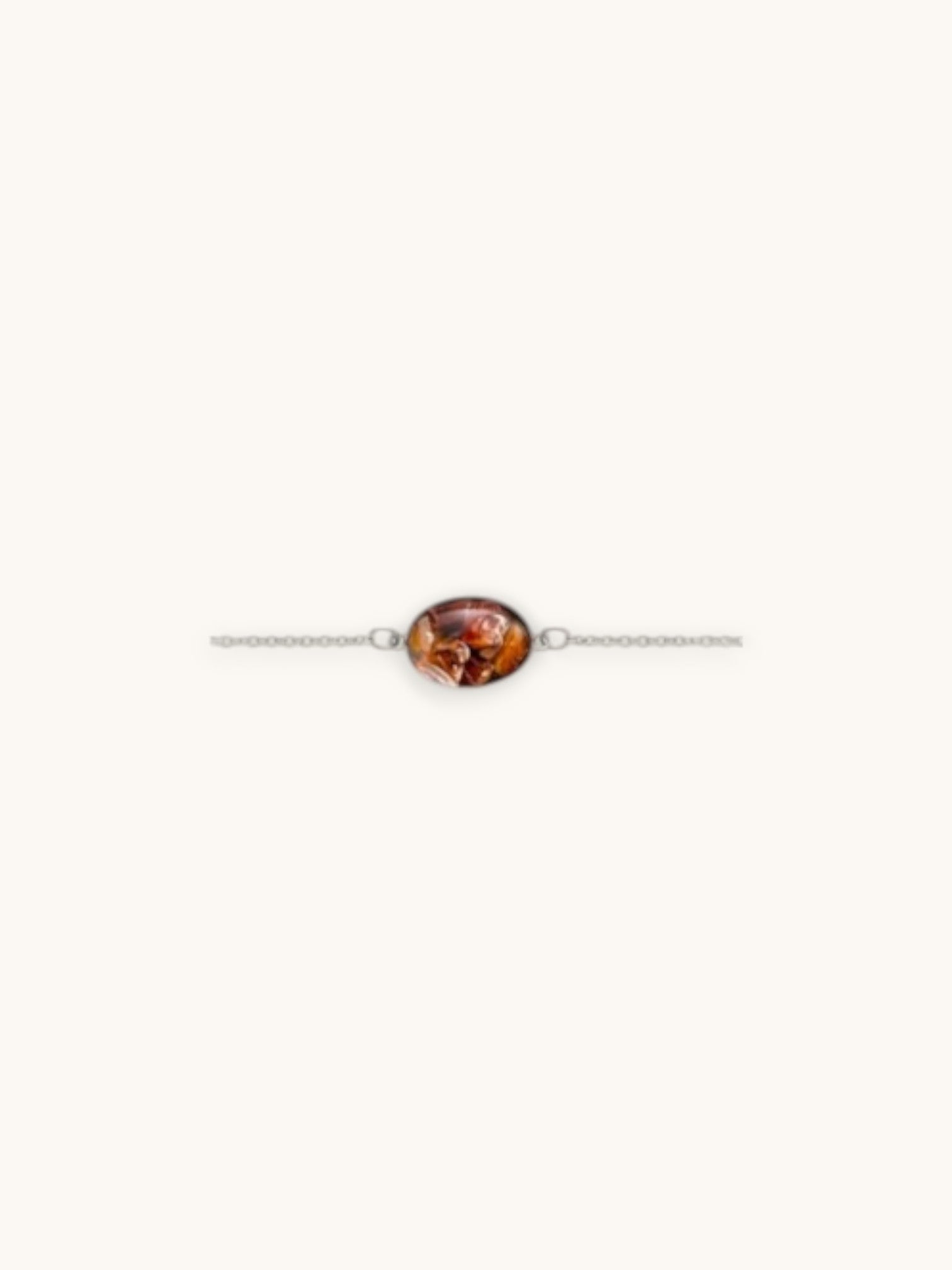 Citrinmagi armband med en oval karneolsten i silverfärgad kedja, handgjord design med naturliga stendetaljer.