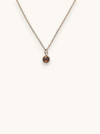 Citrinmagi halsband med rund karneol i 14k guldpläterat stål, en elegant månadssten för juli.