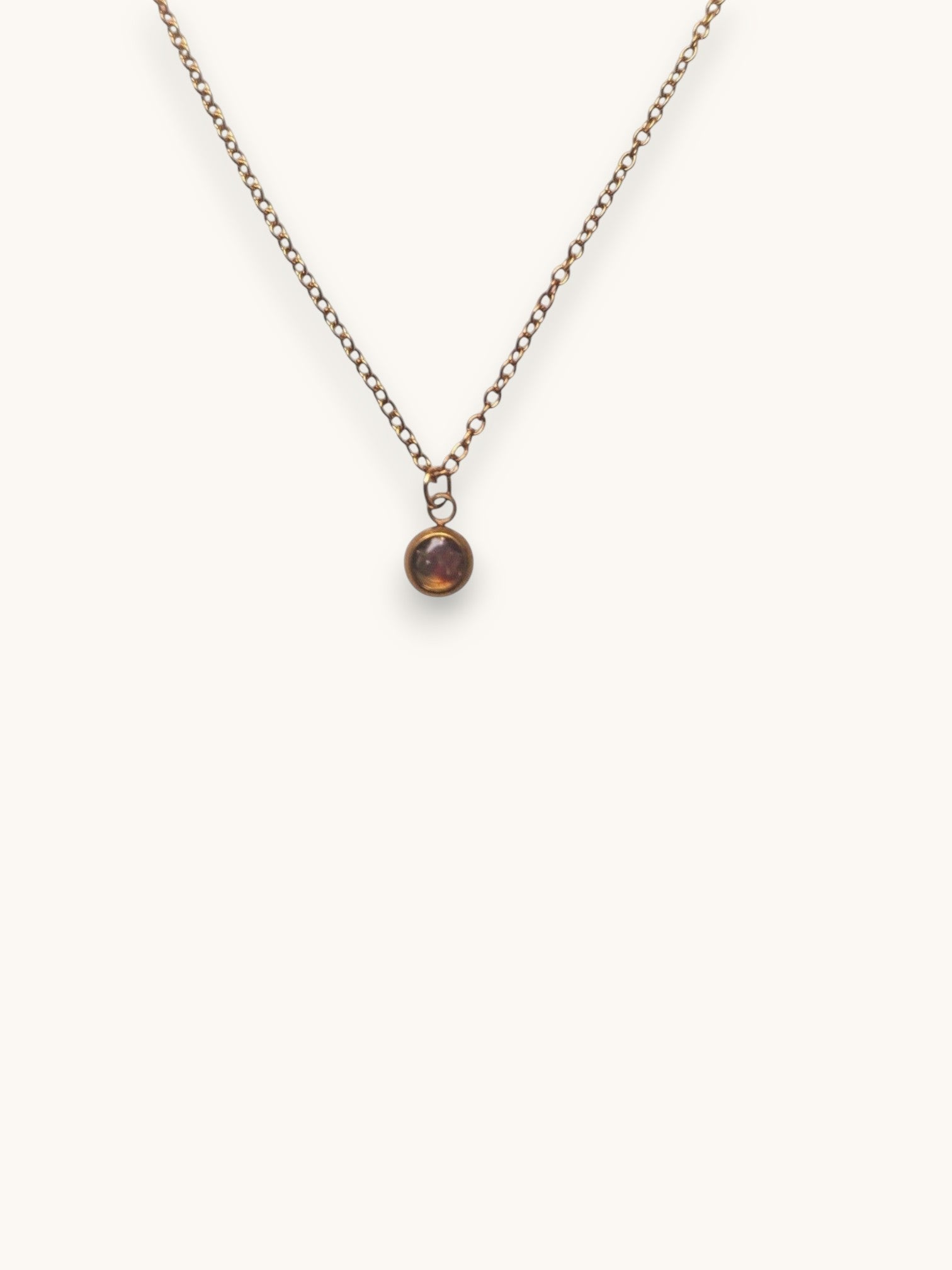 Citrinmagi halsband med rund karneol i 14k guldpläterat stål, en elegant månadssten för juli.
