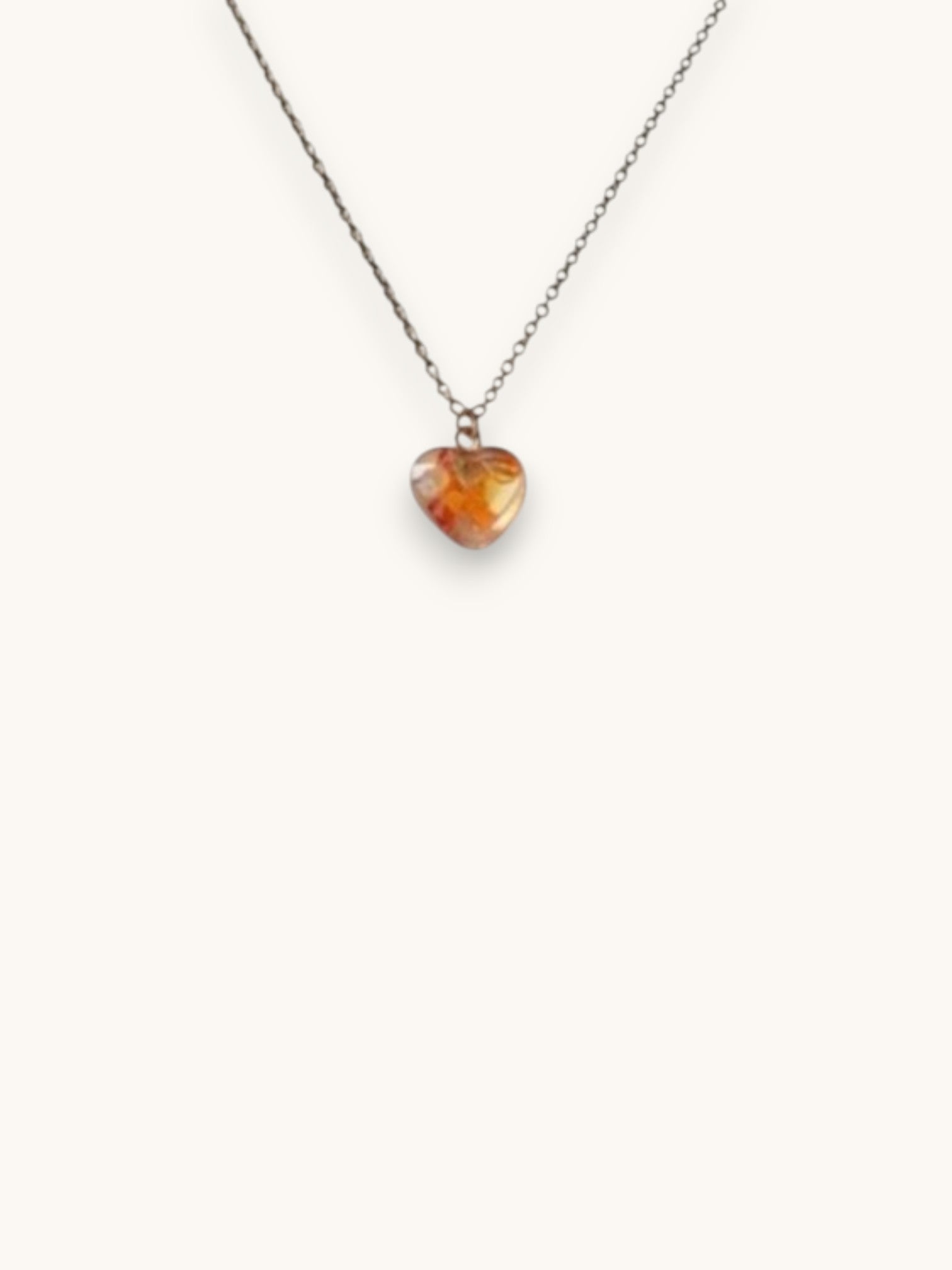 Citrinmagi hjärtformat halsband med äkta karneol i 14K guldpläterad ram på en vit displaybox.