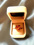 Citrinmagi ring med rund karneol i 18k guldpläterat rostfritt stål placerad i en elegant smyckesask.