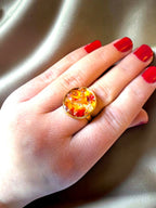 Citrinmagi ring i 18k guldpläterat stål med rund infattning och äkta karneol i nyanser av bärnsten och bränt orange.