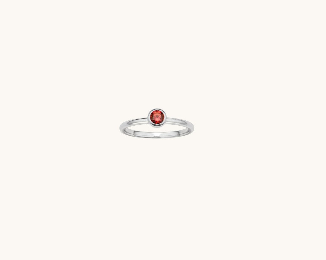 Citrinmagi minimalistisk ring i silverpläterat rostfritt stål med en infattad orange-röd karneolkristall.