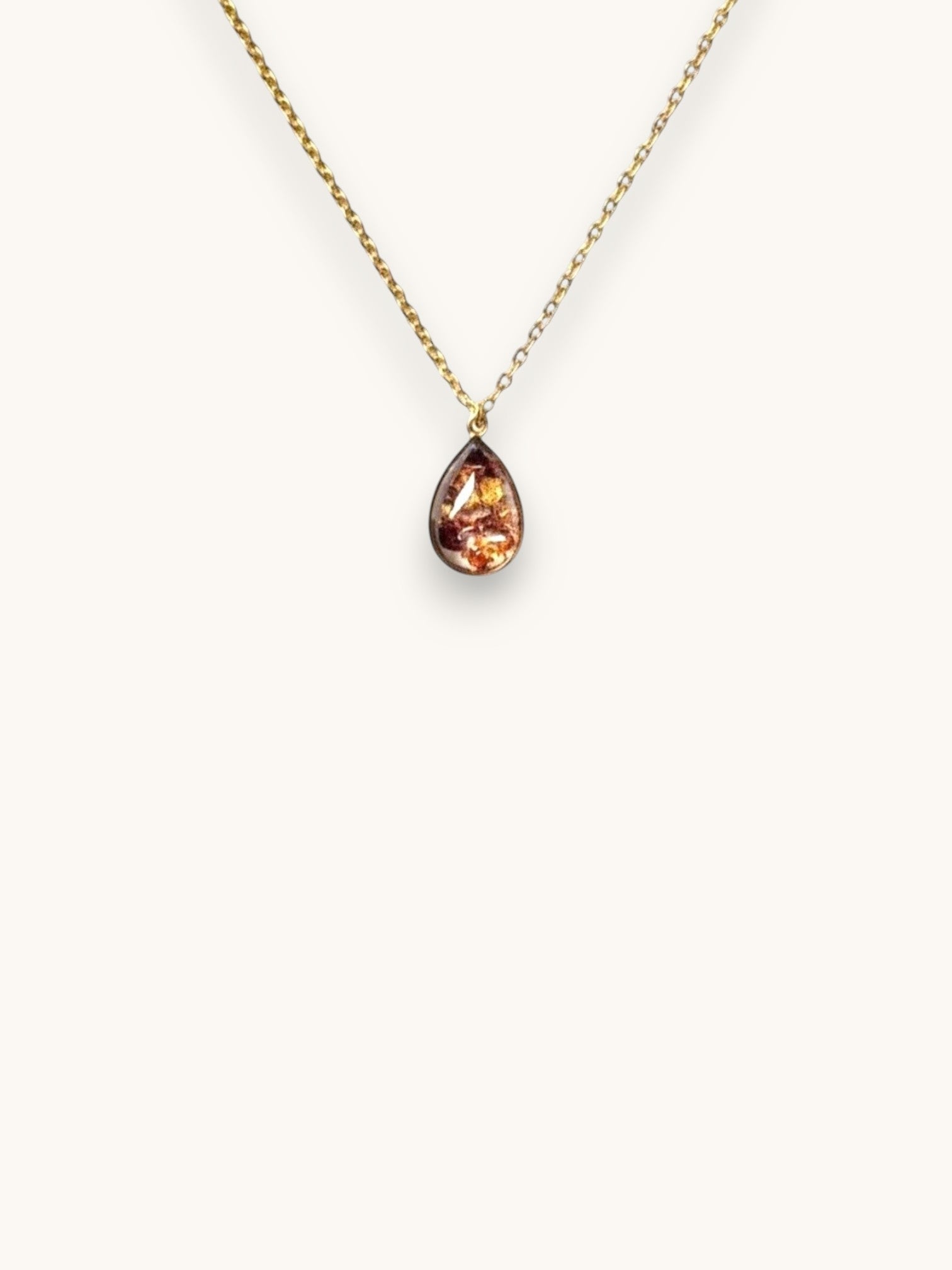 Citrinmagi halsband med droppformad granat i 18k guldpläterad infattning på en tunn guldkedja.