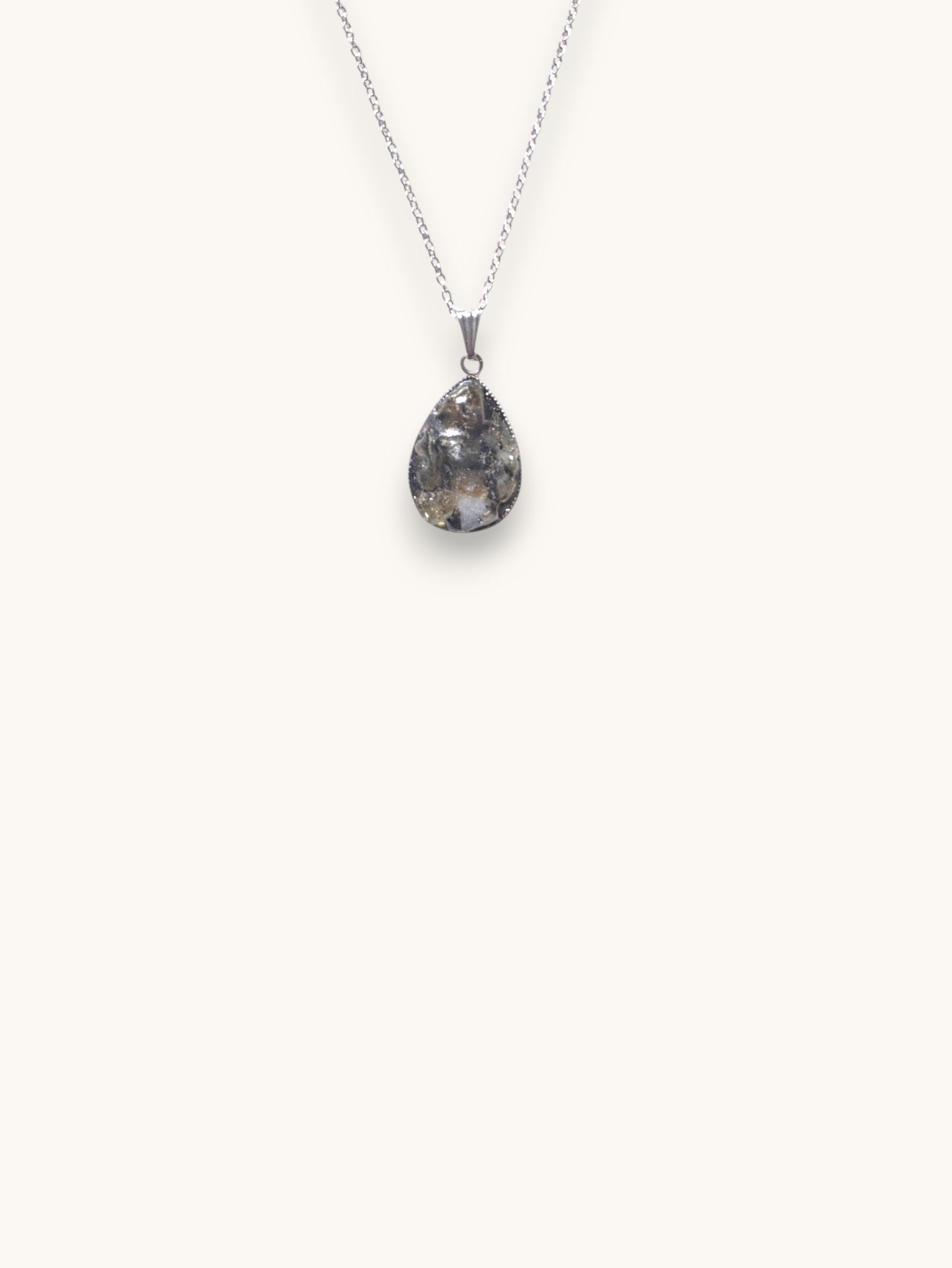 Citrinmagi halsband med droppformat hänge i silverpläterat stål och äkta labradoritkristaller.
