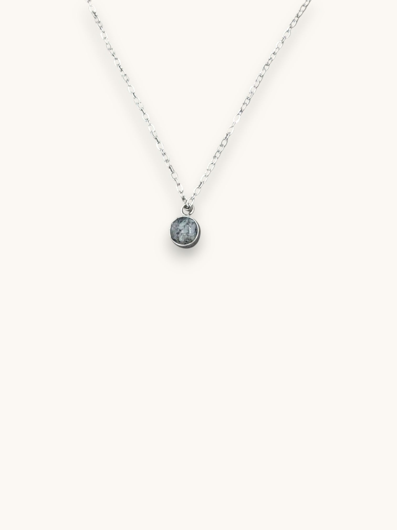 Citrinmagi halsband med rund månsten i silverpläterat rostfritt stål, perfekt som månadssten för juni.