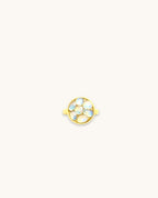 Citrinmagi ring i 14k guldpläterat stål med infattade skimrande månstenar i en rund design.