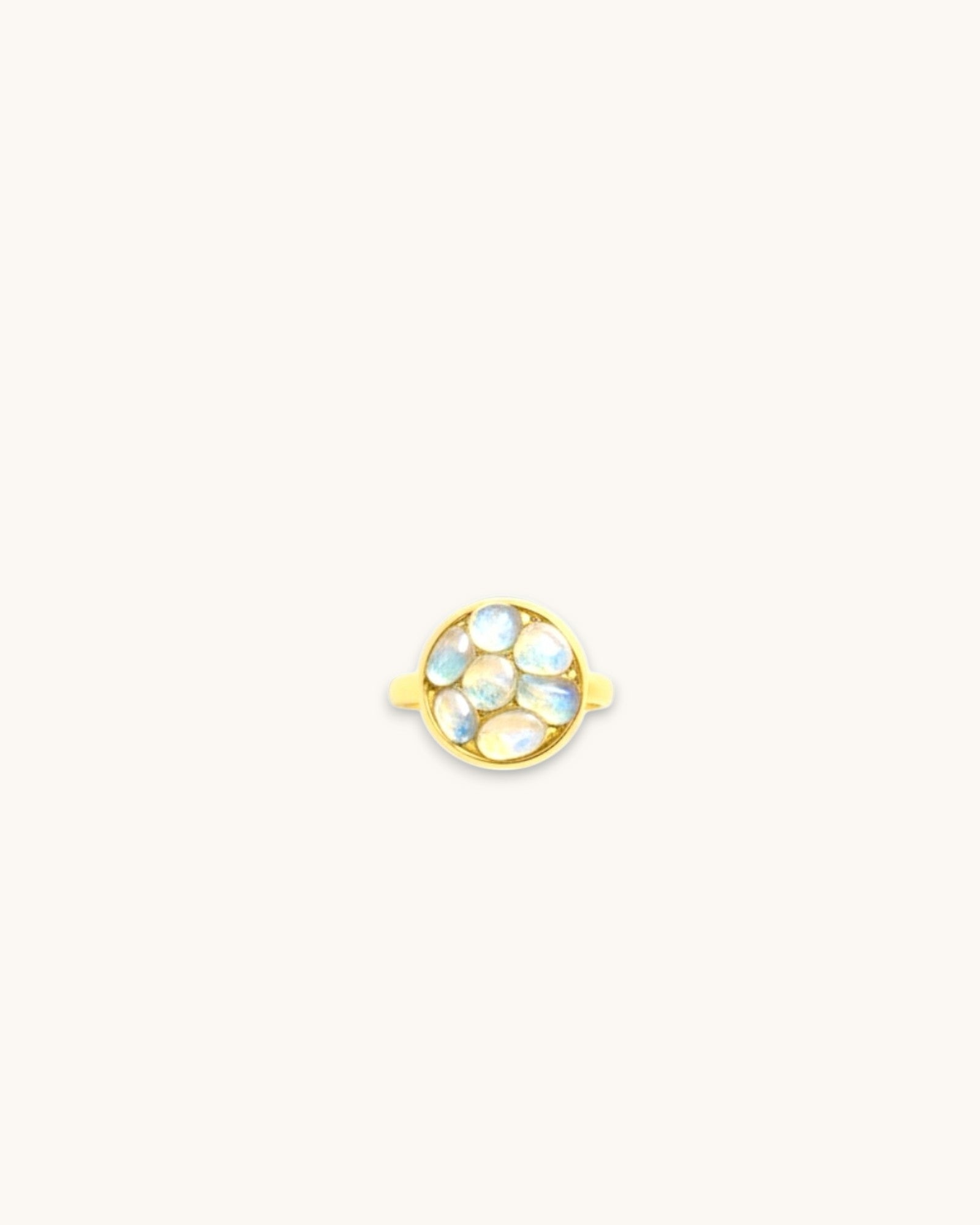 Citrinmagi ring i 14k guldpläterat stål med infattade skimrande månstenar i en rund design.