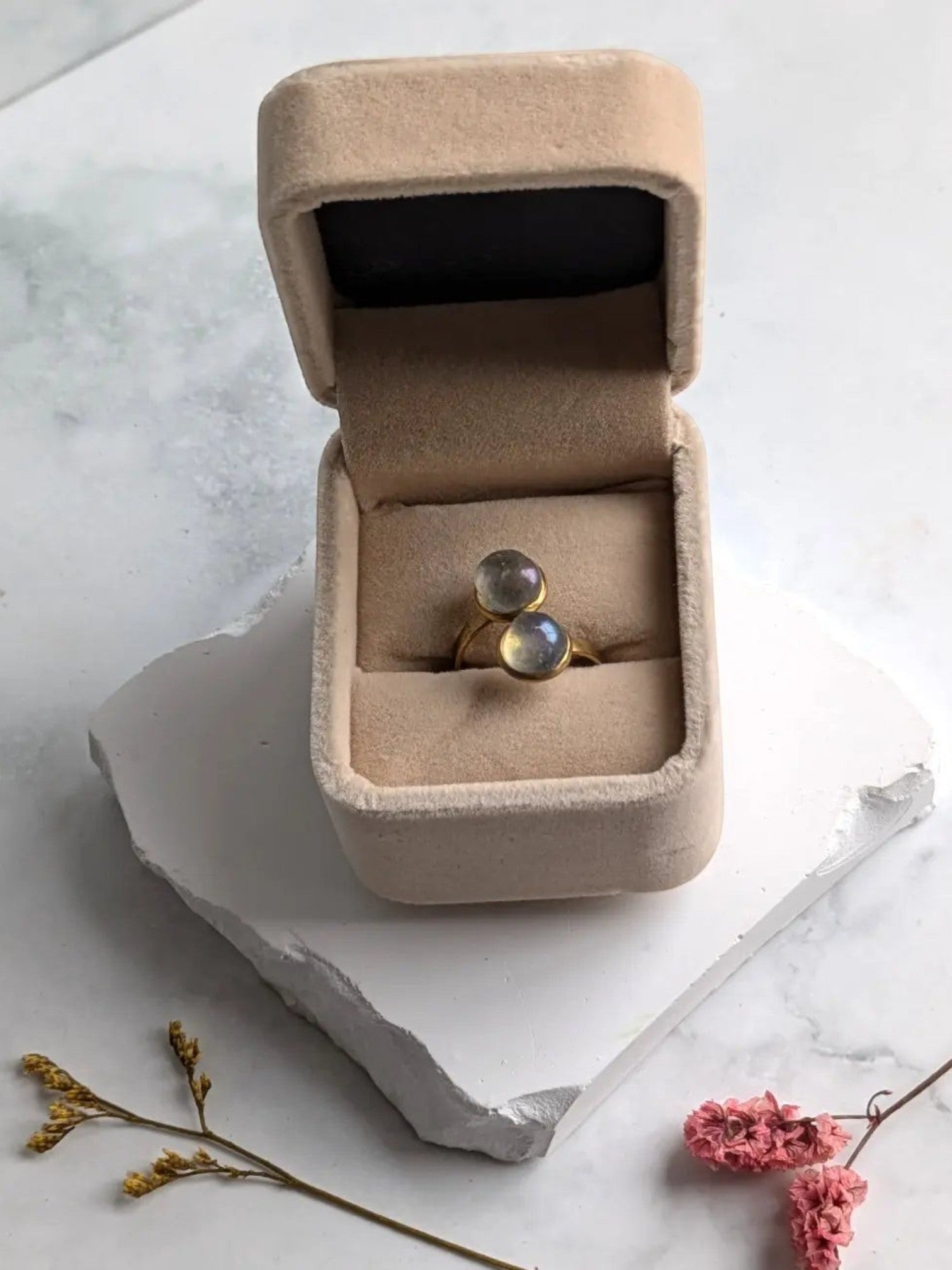 Citrinmagi justerbar ring i guldpläterat stål med två äkta månstenar i en beige smyckesask på marmoryta.