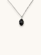 Citrinmagi halsband med oval obsidian i silverpläterad infattning på tunn ankarkedja