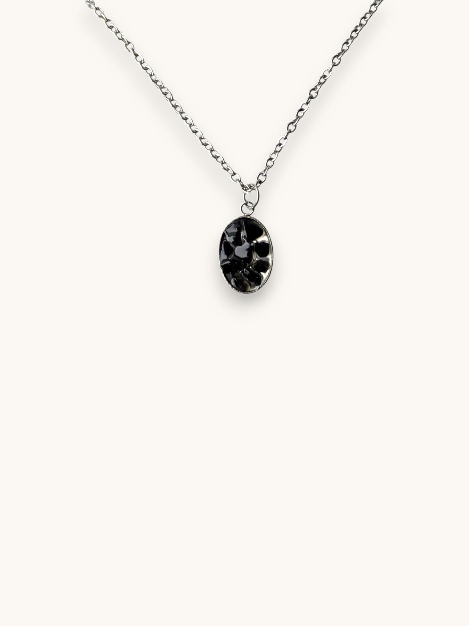 Citrinmagi halsband med oval obsidian i silverpläterad infattning på tunn ankarkedja