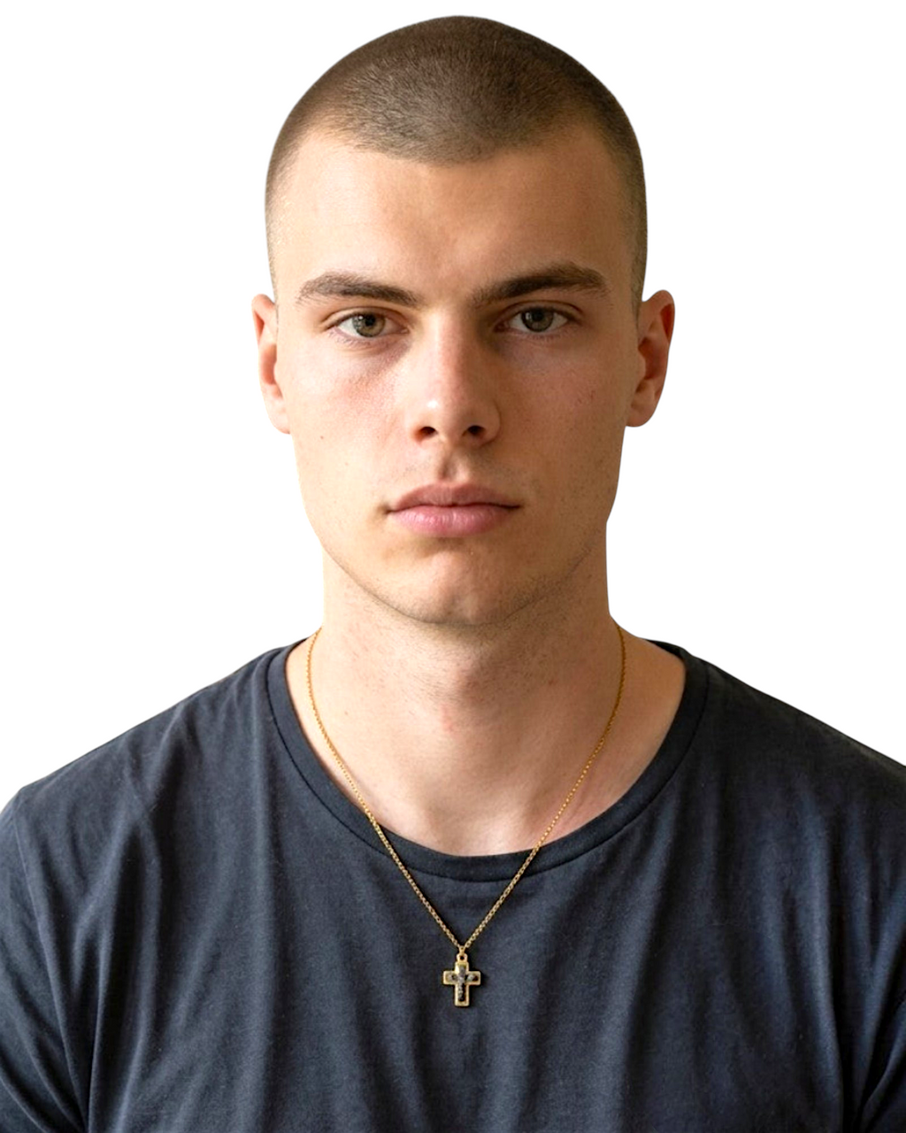 Citrinmagi halsband med guldpläterat kors och svart onyx på en man i mörk t-shirt