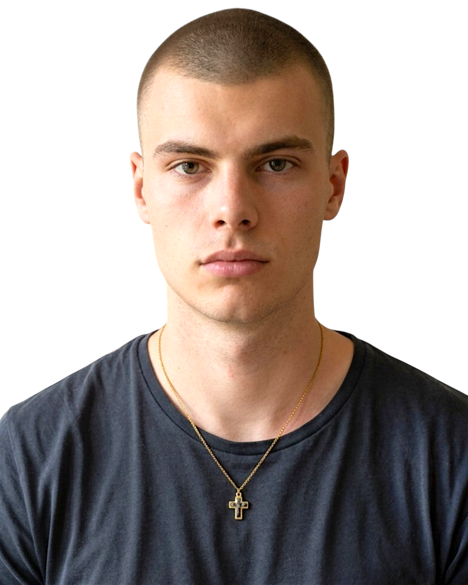 Citrinmagi halsband med guldpläterat kors och svart onyx på en man i mörk t-shirt