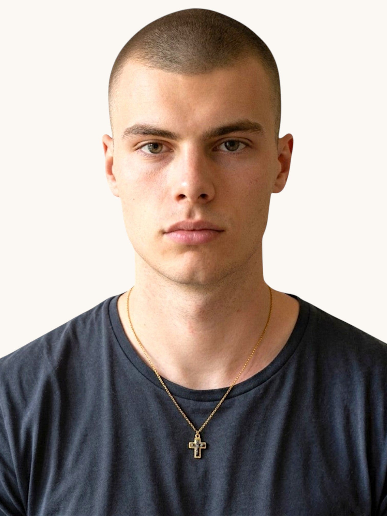 Man bär Citrinmagi Nayuga Crystal Cross halsband med svart onyx och guldpläterat kors mot en mörk t-shirt.