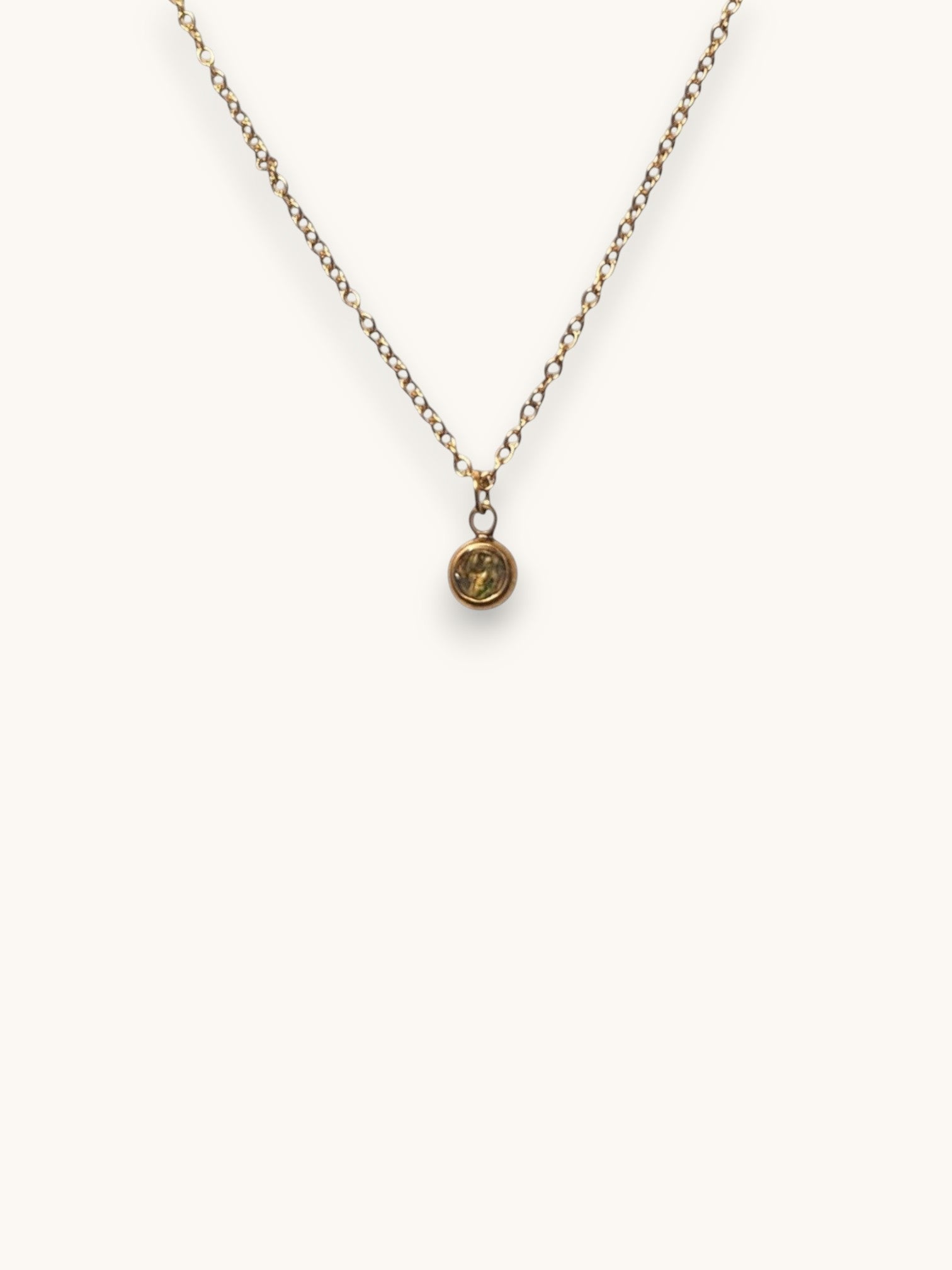 Citrinmagi halsband med en rund olivgrön peridotkristall infattad i 18k guldpläterat rostfritt stål.