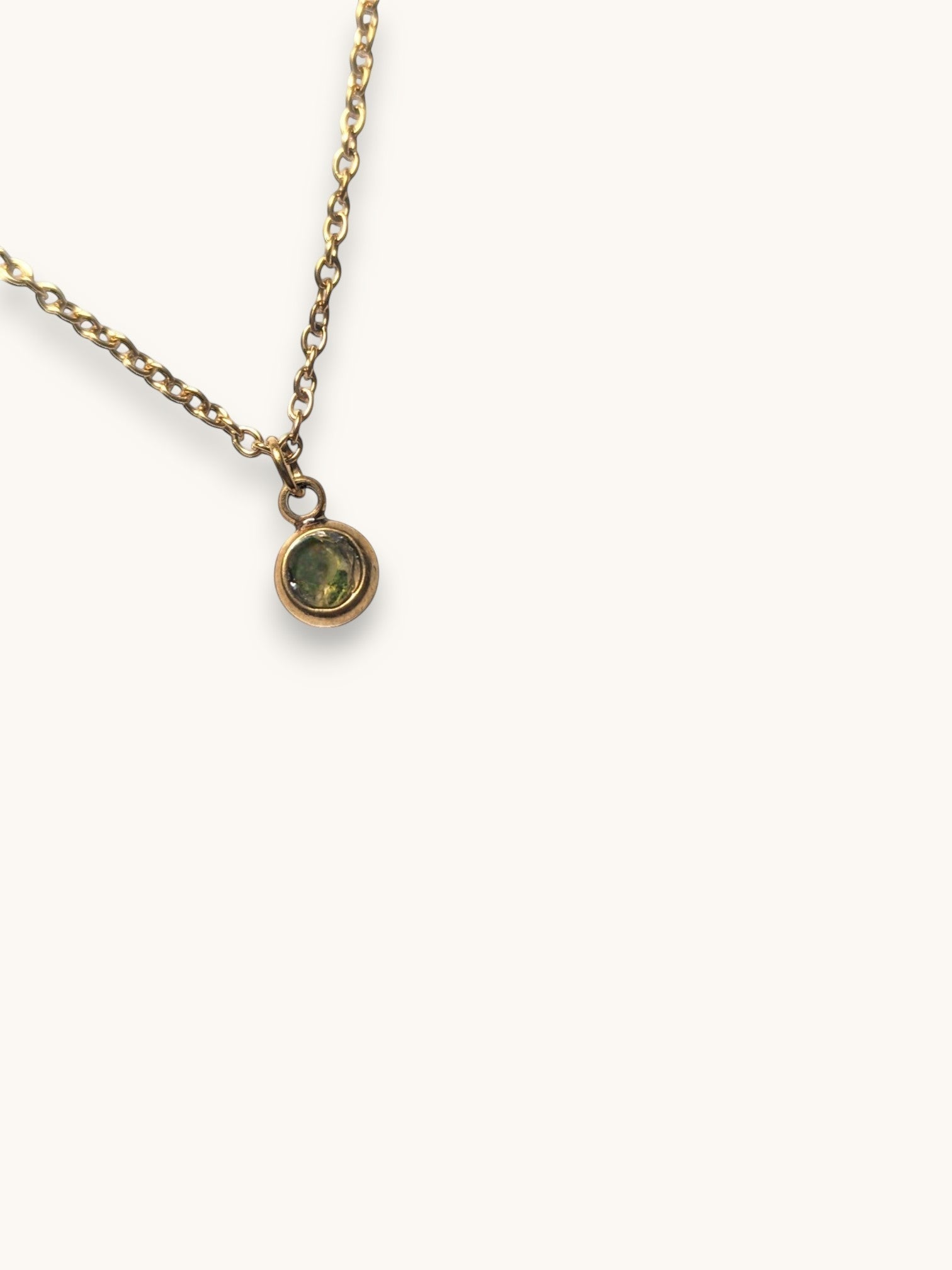 Citrinmagi halsband med rund olivgrön peridot infattad i 18k guldpläterat rostfritt stål, månadssten för augusti.