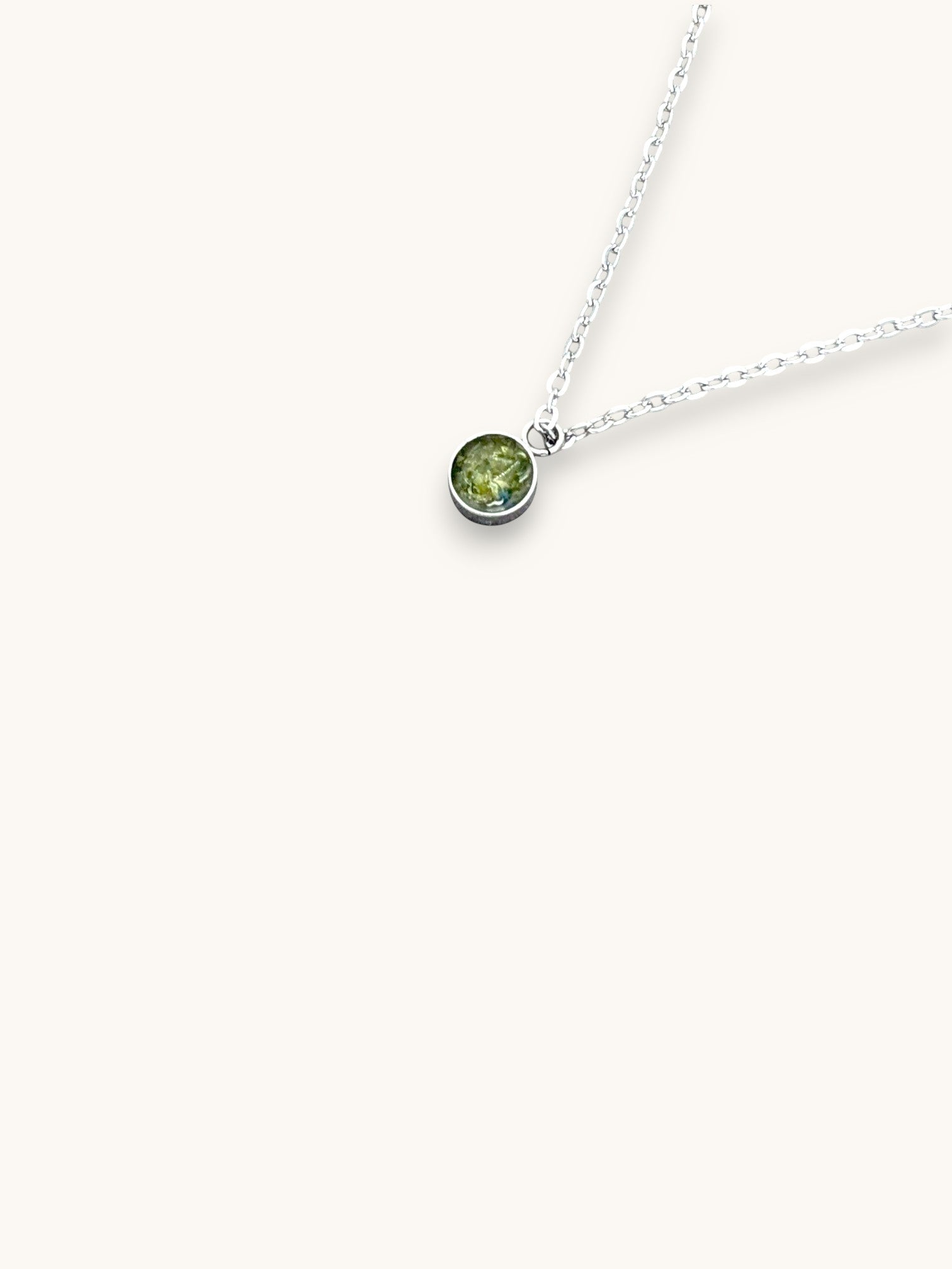 Citrinmagi halsband med rund berlock och äkta grön peridotkristall i silverpläterat rostfritt stål