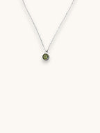 Citrinmagi halsband med rund peridotkristall i silverpläterat rostfritt stål, månadssten för augusti.