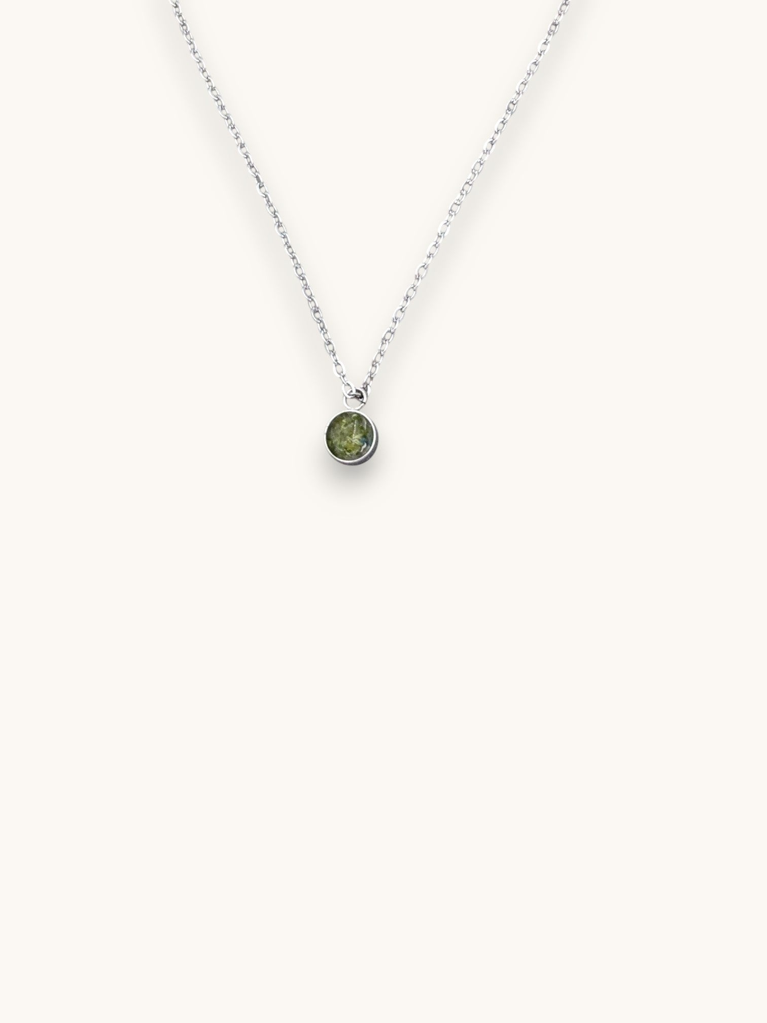 Citrinmagi halsband med rund peridotkristall i silverpläterat rostfritt stål, månadssten för augusti.