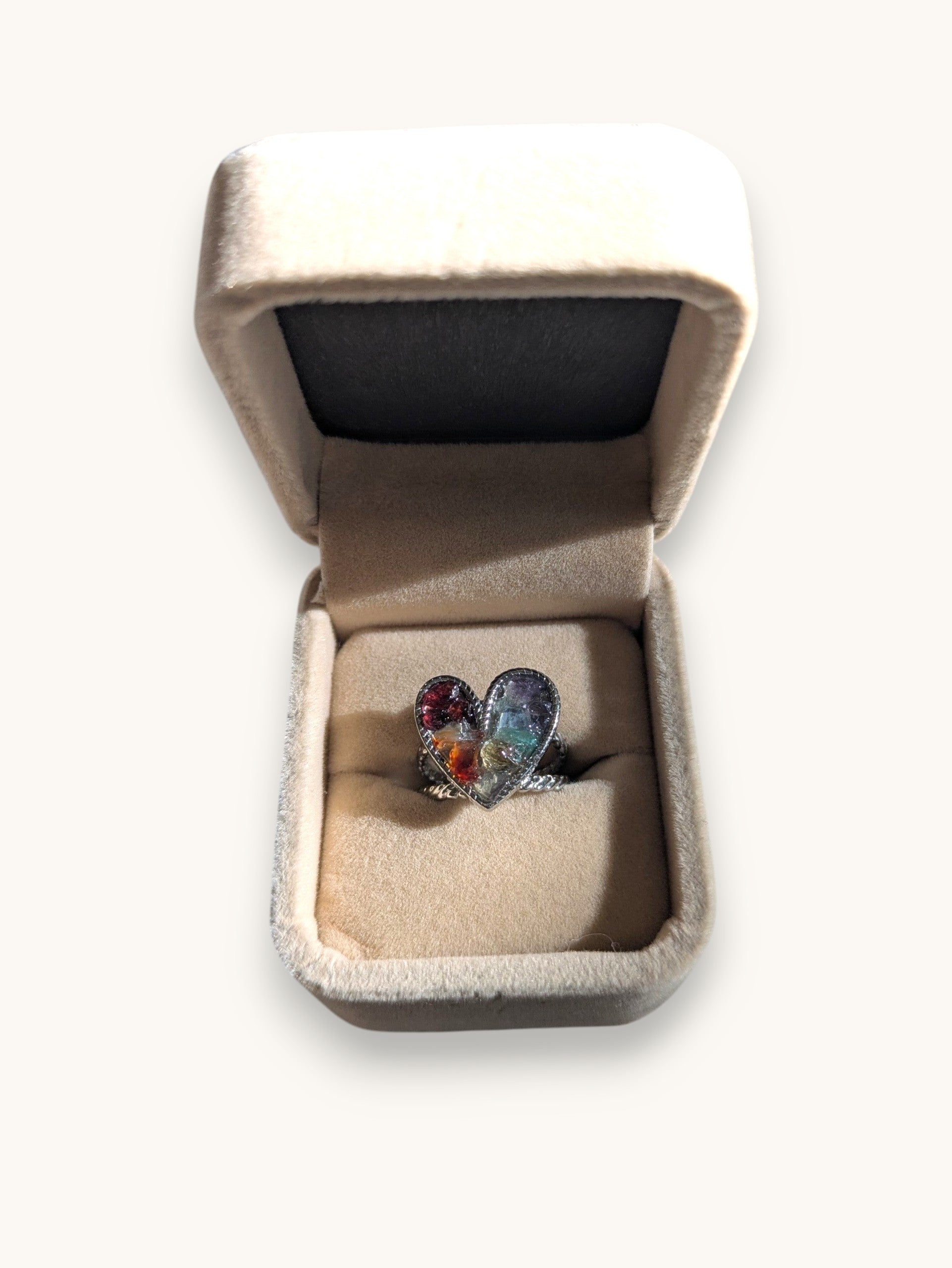 Citrinmagi pride-ring i silver med hjärtformad infattning och sex färgglada äkta kristaller i en smyckesask.