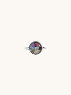 Citrinmagi Pride Ring i silverpläterat stål med handplockade, flerfärgade kristaller i en cirkulär infattning.