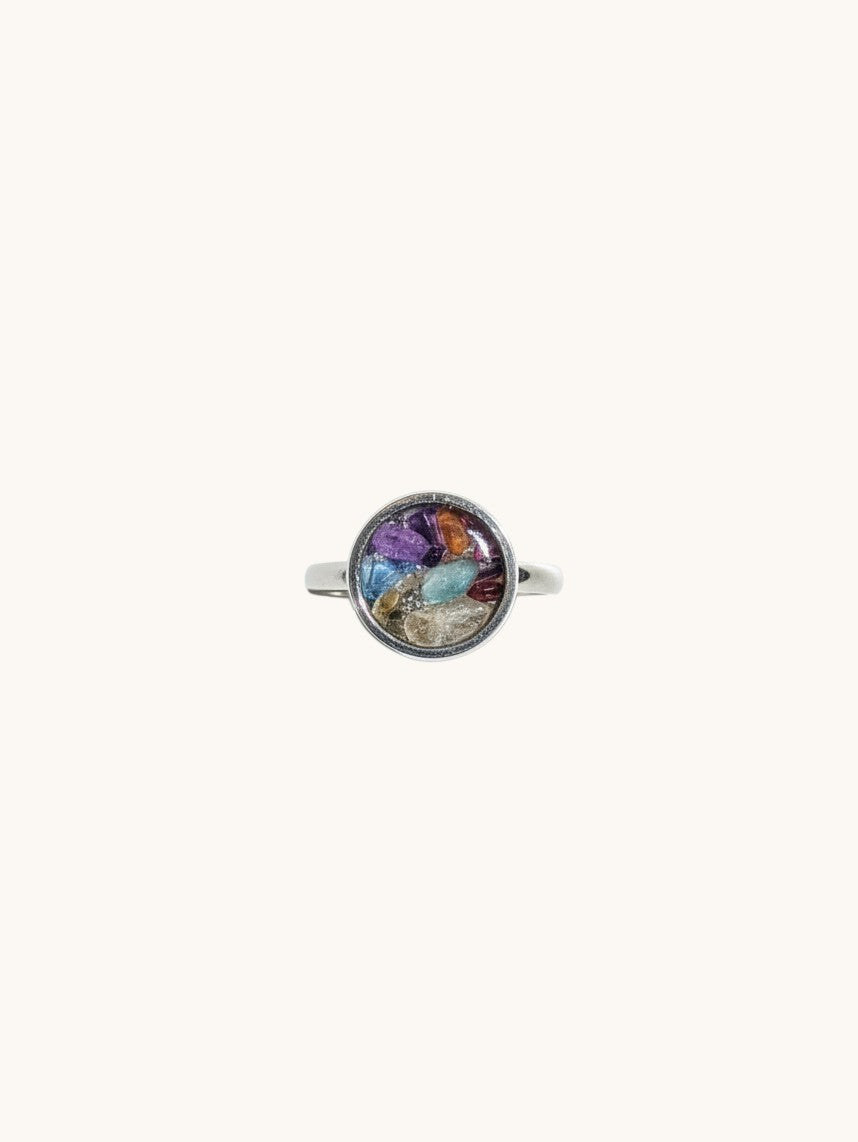 Citrinmagi Pride Ring i silverpläterat stål med handplockade, flerfärgade kristaller i en cirkulär infattning.