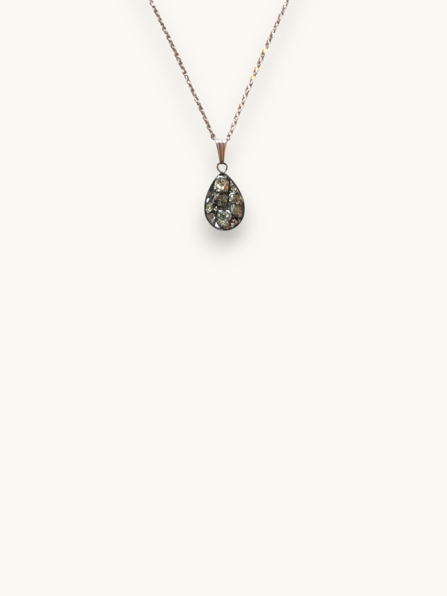 Citrinmagi halsband med droppformat hänge av handinfattad pyrit i silverpläterat rostfritt stål.