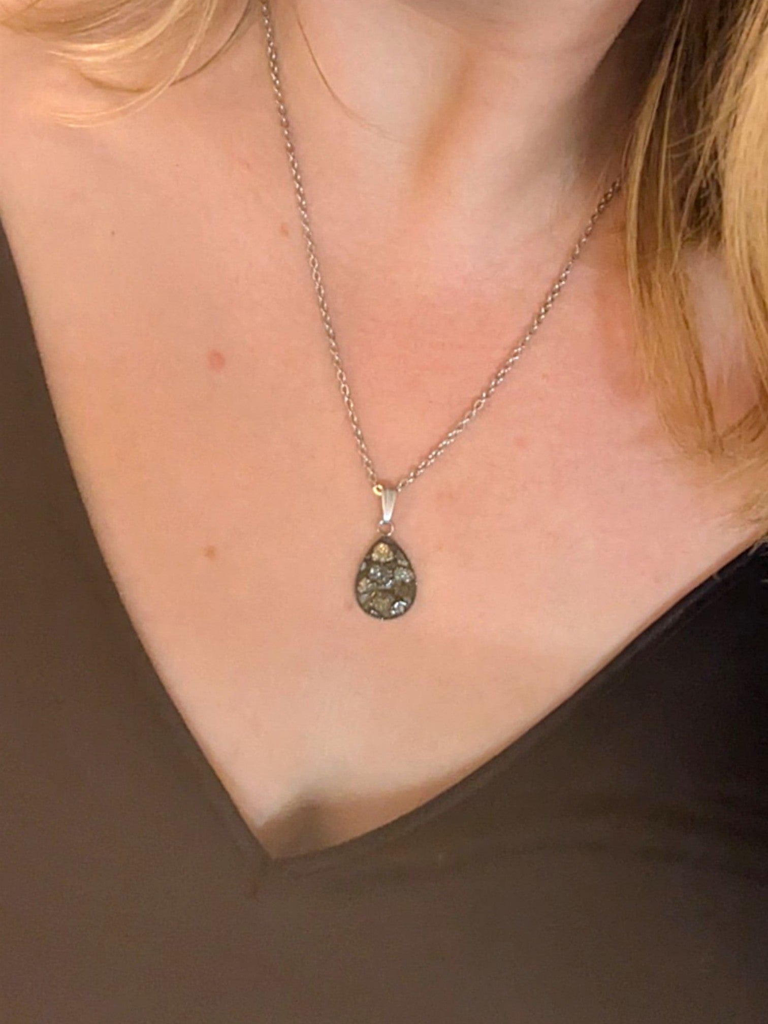 Citrinmagi halsband med droppformat hänge av pyritkristaller i silverpläterat stål buret runt halsen
