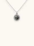 Citrinmagi halsband med solformad infattning i silver och en naturlig pyritkristall på en tunn silverkedja.