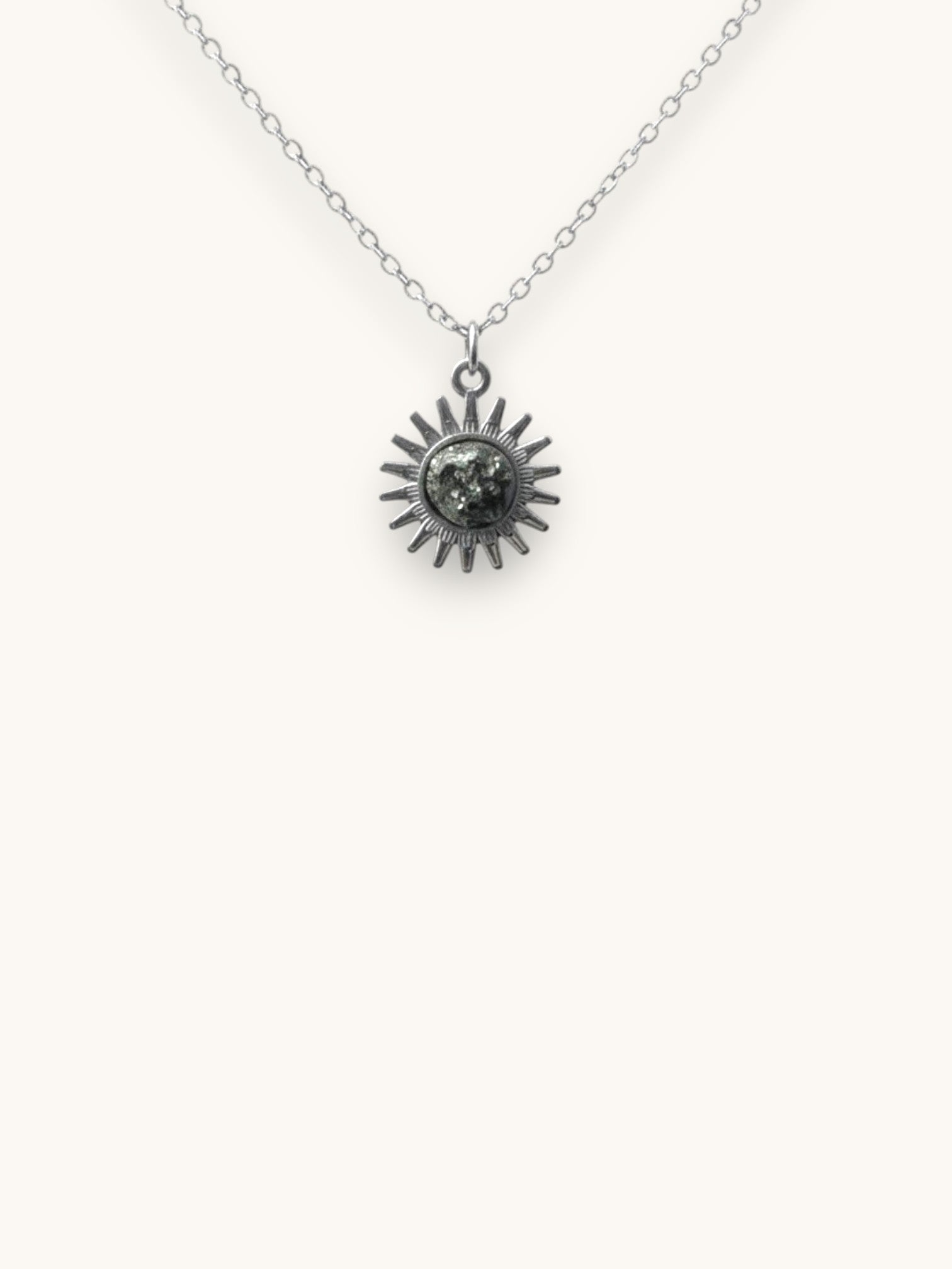 Citrinmagi halsband med solformad infattning i silver och en naturlig pyritkristall på en tunn silverkedja.