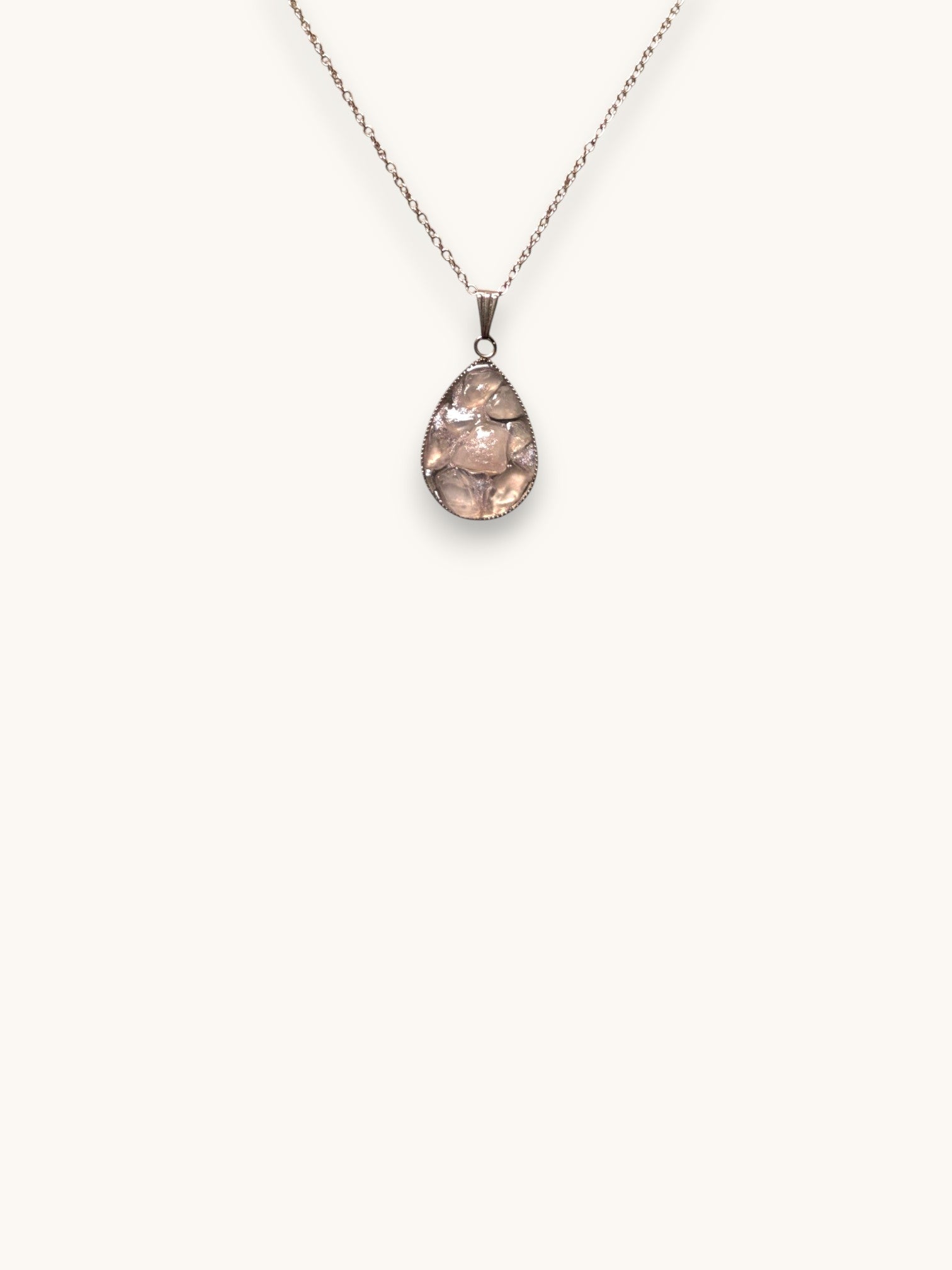Citrinmagi halsband med droppformat hänge av äkta rosenkvarts i silverpläterat rostfritt stål.