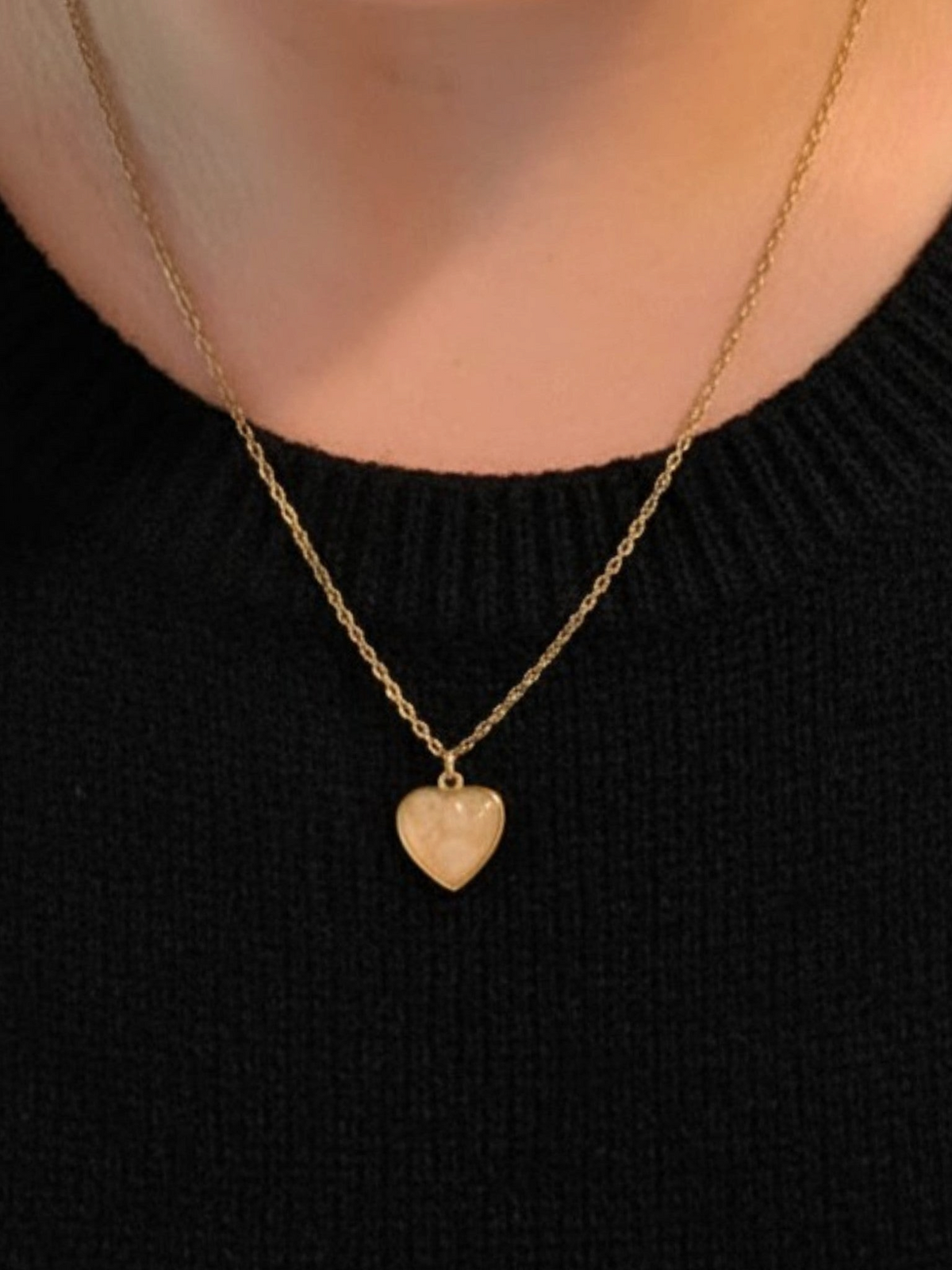 Citrinmagi halsband med ett hjärtformat hänge i rosenkvarts och 18k guldpläterad kedja buret runt halsen.