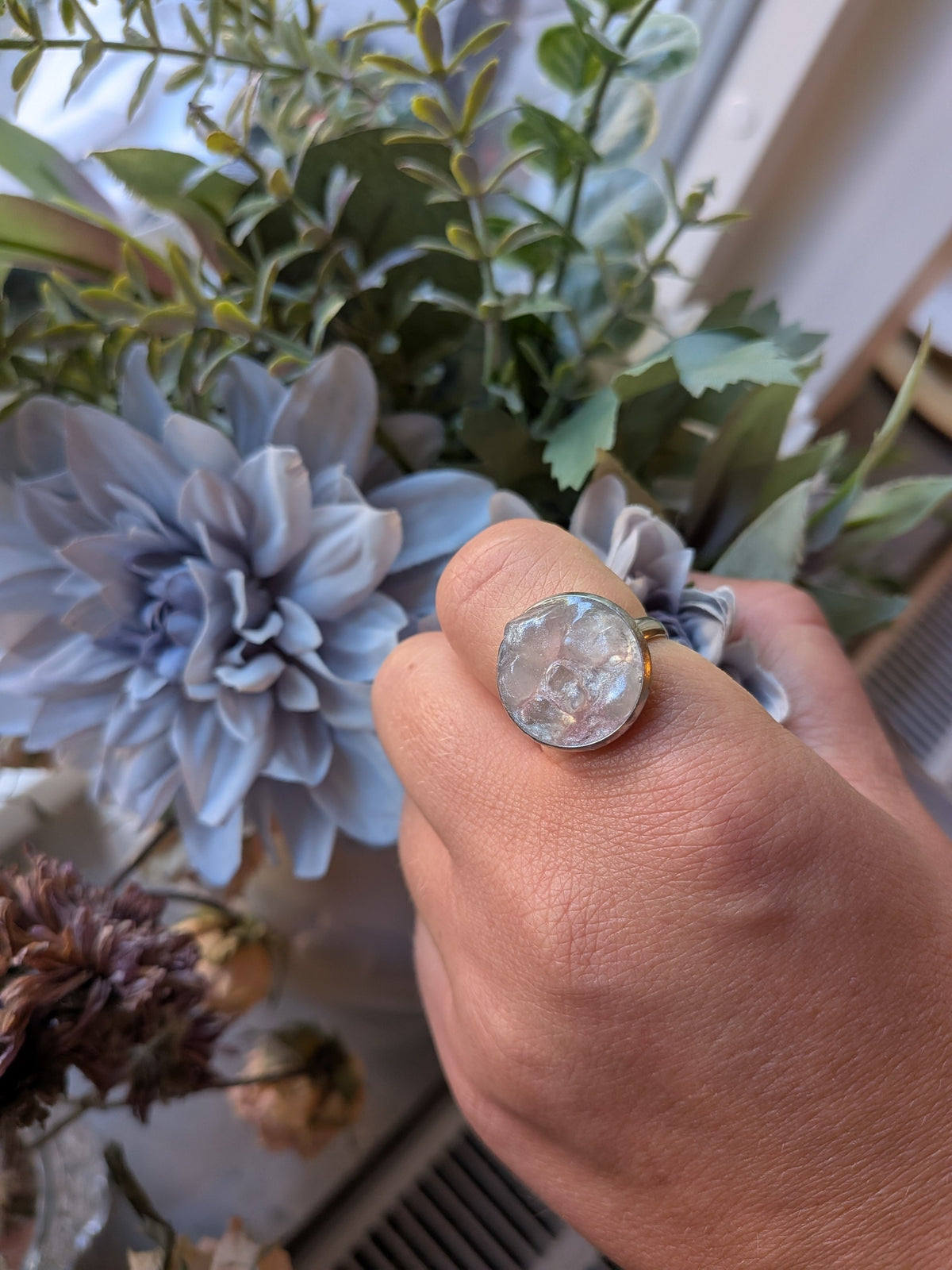 Citrinmagi ring med rund infattning fylld av råa rosenkvarts-kristaller i silverpläterat rostfritt stål