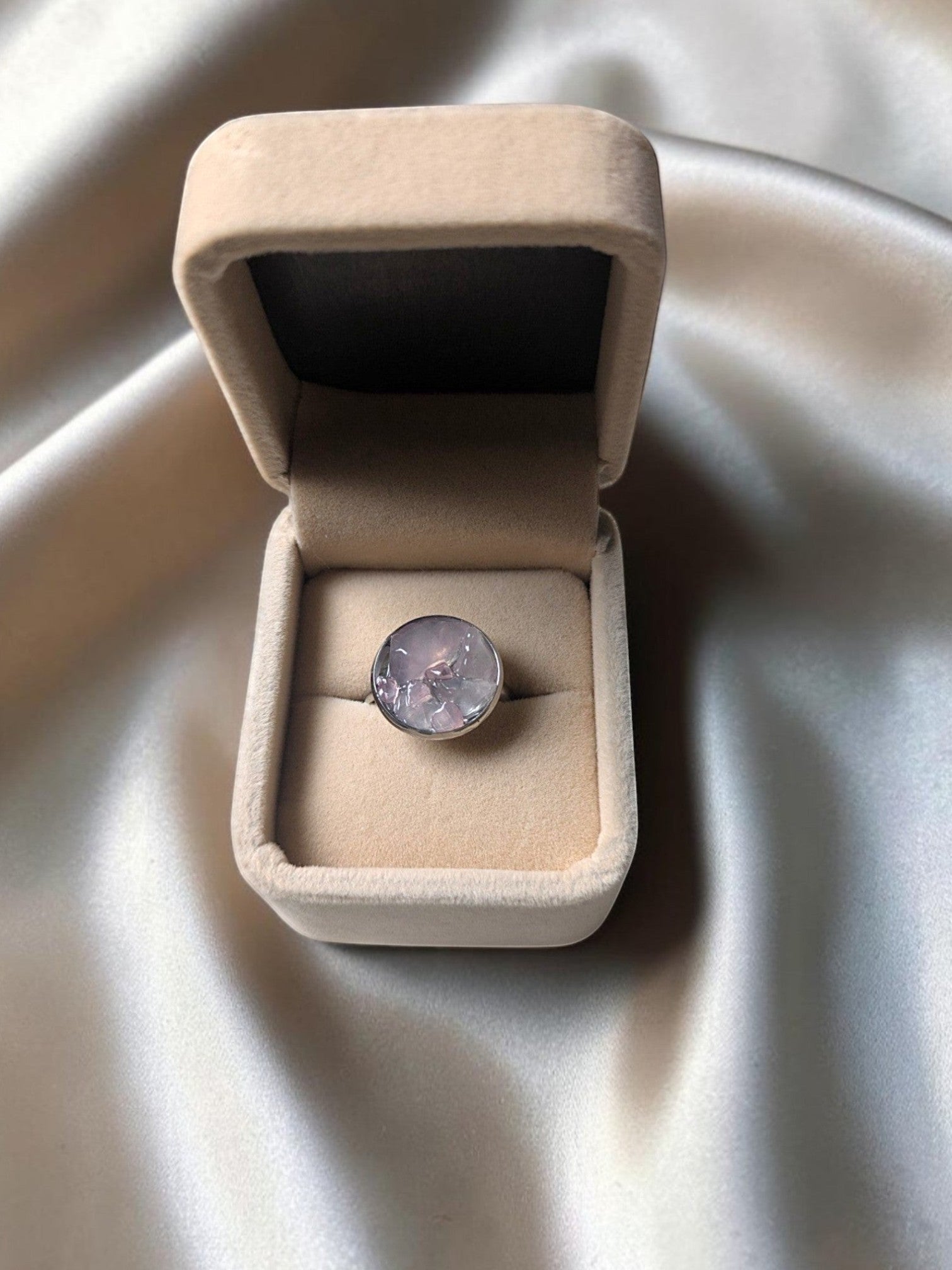 Citrinmagi ring med rund infattning fylld av råa rosenkvarts-kristaller i silverpläterat rostfritt stål i ask